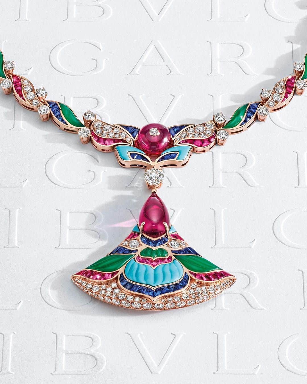 アン・ハサウェイさんのインスタグラム写真 - (アン・ハサウェイInstagram)「“With its intricate mosaic design inspired by the Mughal Empire, the Oriental Mosaic necklace symbolizes bold magnificence. It makes you feel as only Bulgari High Jewelry can.”  Starring @annehathaway  Shot by @davidsimsofficial   Video making-of by @atravisio  Directed by @maxim.derevianko  Music by @guazzonemarco   #Bulgari #BulgariHighJewelry #BulgariMediterranea #MagnificenceNeverEnds」8月8日 1時17分 - annehathaway