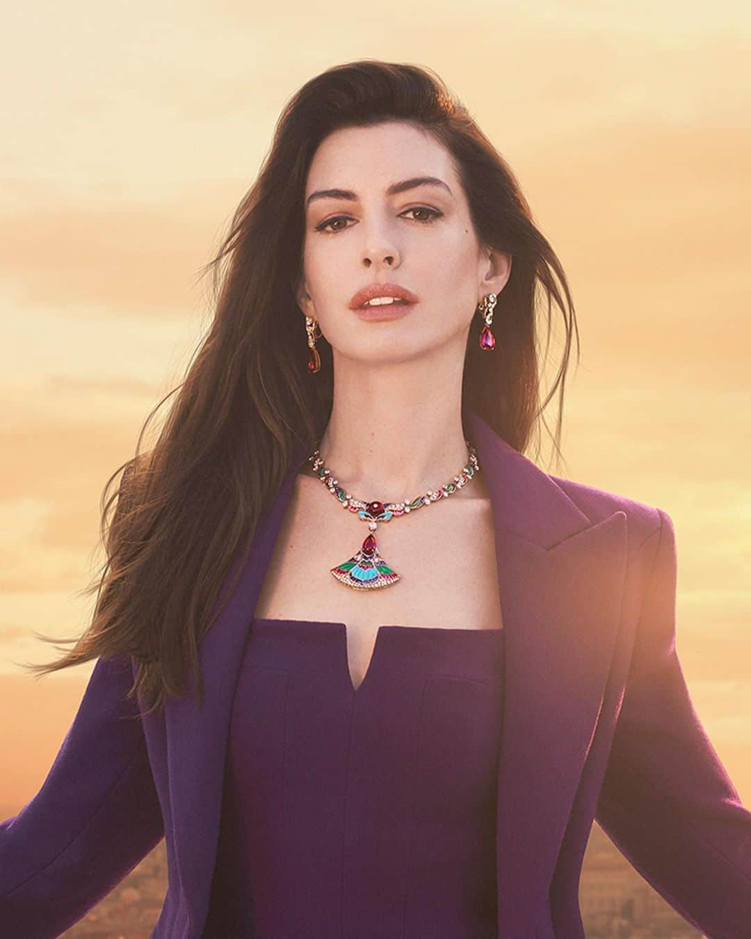 アン・ハサウェイのインスタグラム：「“With its intricate mosaic design inspired by the Mughal Empire, the Oriental Mosaic necklace symbolizes bold magnificence. It makes you feel as only Bulgari High Jewelry can.”  Starring @annehathaway  Shot by @davidsimsofficial   Video making-of by @atravisio  Directed by @maxim.derevianko  Music by @guazzonemarco   #Bulgari #BulgariHighJewelry #BulgariMediterranea #MagnificenceNeverEnds」