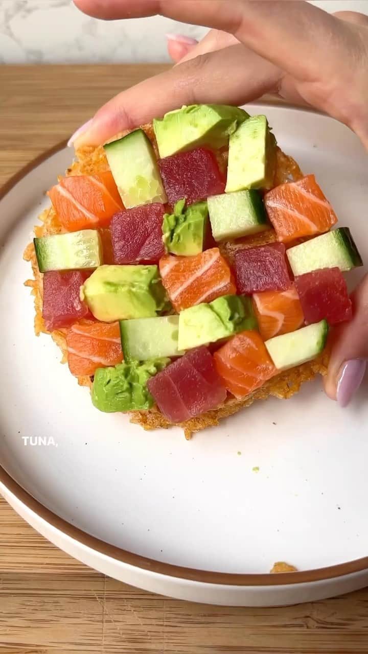 Sharing Healthy Snack Ideasのインスタグラム：「🥹 sushi waffle - mosaic edition! By • @alexawhatsfordinner   Ingredients (for 2 waffles): -1 cup uncooked sushi rice, cooked according to package instructions -2 tablespoons rice wine vinegar, divided -1/2 tablespoon sesame oil  -1 tablespoon mirin -1 teaspoon salt -cooking spray -3 ounces sushi grade tuna, chopped into small cubes  -3 ounces sushi grade salmon, chopped into small cubes  -1/4 cup cucumber, finely diced -1/2 avocado, cut into small cubes  -1 tablespoon low sodium soy sauce  -wasabi, for garnish  -sriracha, for garnish  -kewpie mayonnaise, for garnish -sesame seeds, for garnish  -green onion, finely sliced, for garnish  Directions: -In a large bowl, combine cooked sushi rice with 1 tablespoon rice wine vinegar, sesame oil, mirin, and salt. Mix to evenly coat rice. -Heat a small waffle maker & grease with cooking spray. Fill the waffle maker with half of the rice mixture, and cook in the waffle maker until golden brown and crispy. Repeat with the other half of rice and set the rice waffles aside. -Assemble the waffles. Alternate between tuna, salmon, cucumber, and avocado cubes, filling the waffle holes. Drizzle soy sauce on top. Garnish with small dots of wasabi, sriracha, and kewpie mayonnaise. Then garnish with sesame seeds and green onion slices. Enjoy!」