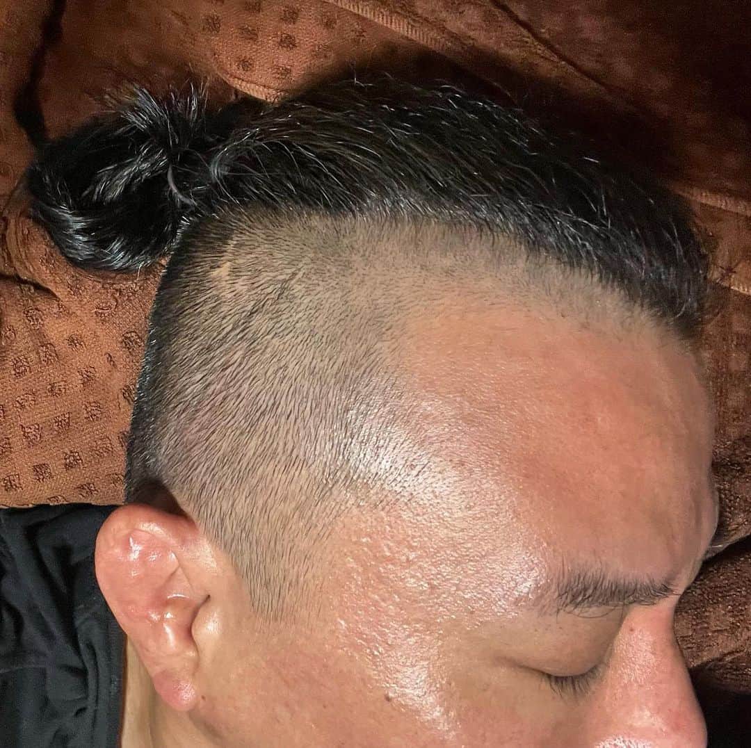 浅香圭（コラゾン）のインスタグラム：「もうすぐ免許証更新予定だから  髪切った！w  白髪染めたww  #らくがき#art#streetfashion #イラスト#お弁当 #サムライヘアー  #マンガ#アート #漫画#演劇#samurai #マンバン#芸能#画家 #パン#舞台#おやつ#hair #japan#ラーメン #おかず#うどん #白髪染め#tshirts #バリカン#撮影#training #ヘアスタイル #artwork」