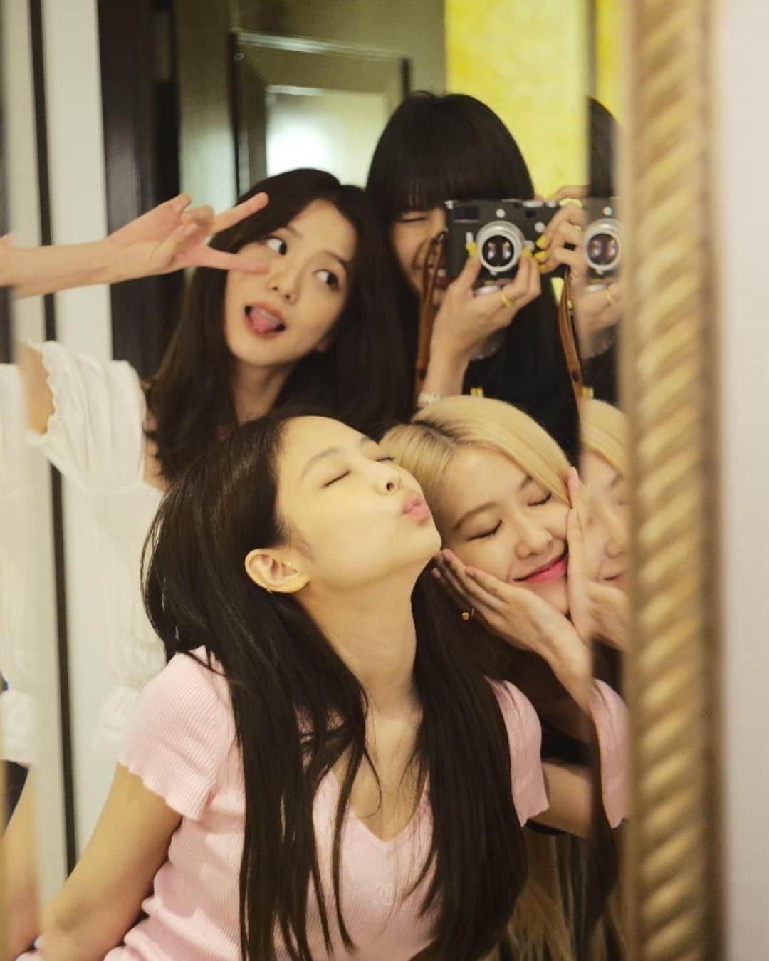 のインスタグラム：「Happy 7th anniversary to me and my 3 amazing girls @blackpinkofficial 7 is one of my favorite numbers and I hope this year will be a lucky one for us 💕  Love you girls and blinks so so much💫」