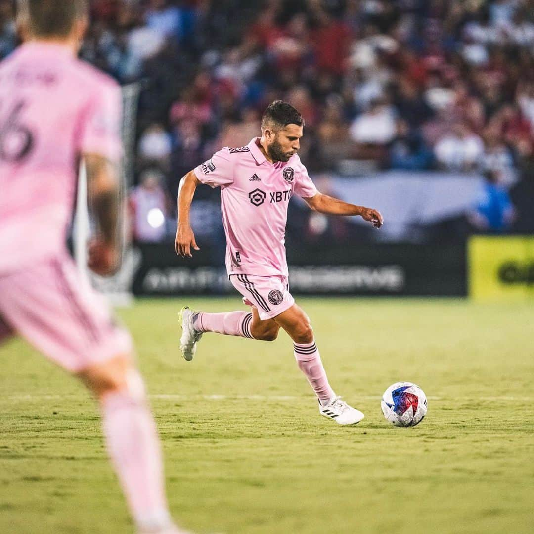 ジョルディ・アルバさんのインスタグラム写真 - (ジョルディ・アルバInstagram)「A cuartos!!! Gran trabajo de todos, hay que seguir… 🦩💪🏻⚽️💗🖤」8月8日 1時34分 - jordialbaoficial