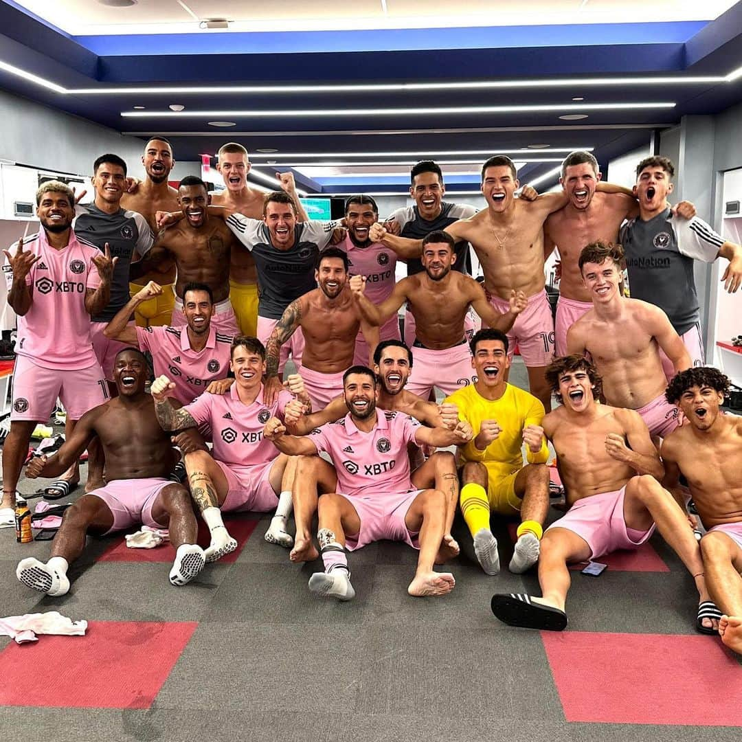 ジョルディ・アルバのインスタグラム：「A cuartos!!! Gran trabajo de todos, hay que seguir… 🦩💪🏻⚽️💗🖤」