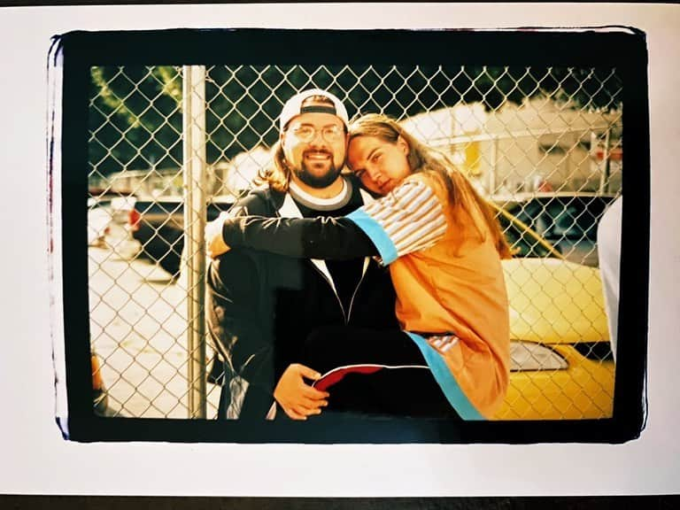 ケヴィン・スミスのインスタグラム：「Me and @jaymewes… 1) 22 years ago on the Los Angeles set of @jayandsilentbob STRIKE BACK (photo by @samosier). 2) 1 month ago at @fanboy_expo in Knoxville. Personally or professionally, we always stand by one another. #KevinSmith #jasonmewes #jaymewes #jayandsilentbobstrikeback #jayandsilentbob」