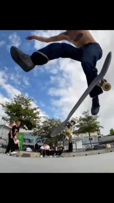 Skate Crunch (OG)のインスタグラム：「@jimbalaja 🕺🏻 🎥 @jeppeunit」