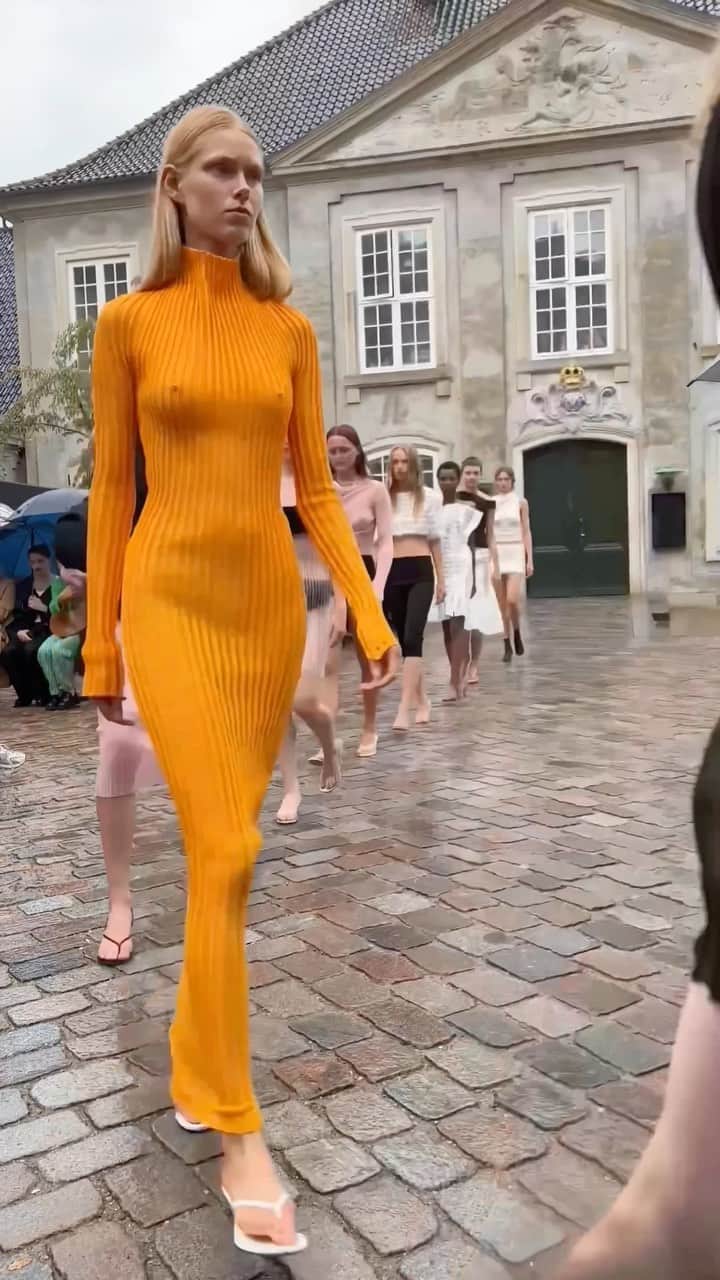 のインスタグラム：「100% chance of excitement (and rain) forecasted for the first day of #CPHFW at @a.roegehove ☔」