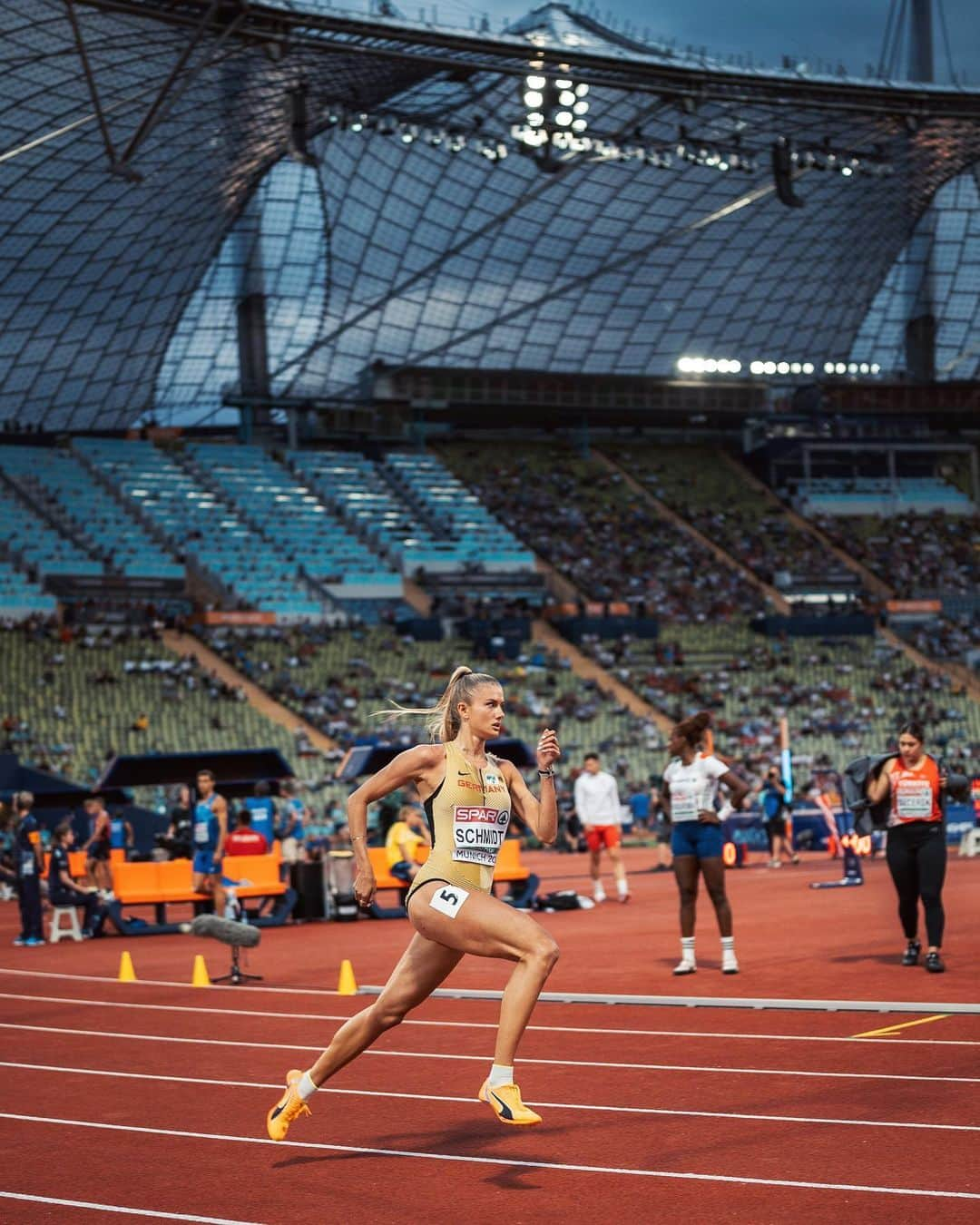 アリカ・シュミットのインスタグラム：「I‘m going to the world championships 🔥🥰✨   I officially got selected to represent Germany with the 4x4 relay at my second world championships in less than two weeks 🥰🔥 couldn’t be more excited 🥺🤭 last preparation starts now before we‘re off to @wabudapest23 ❤️」