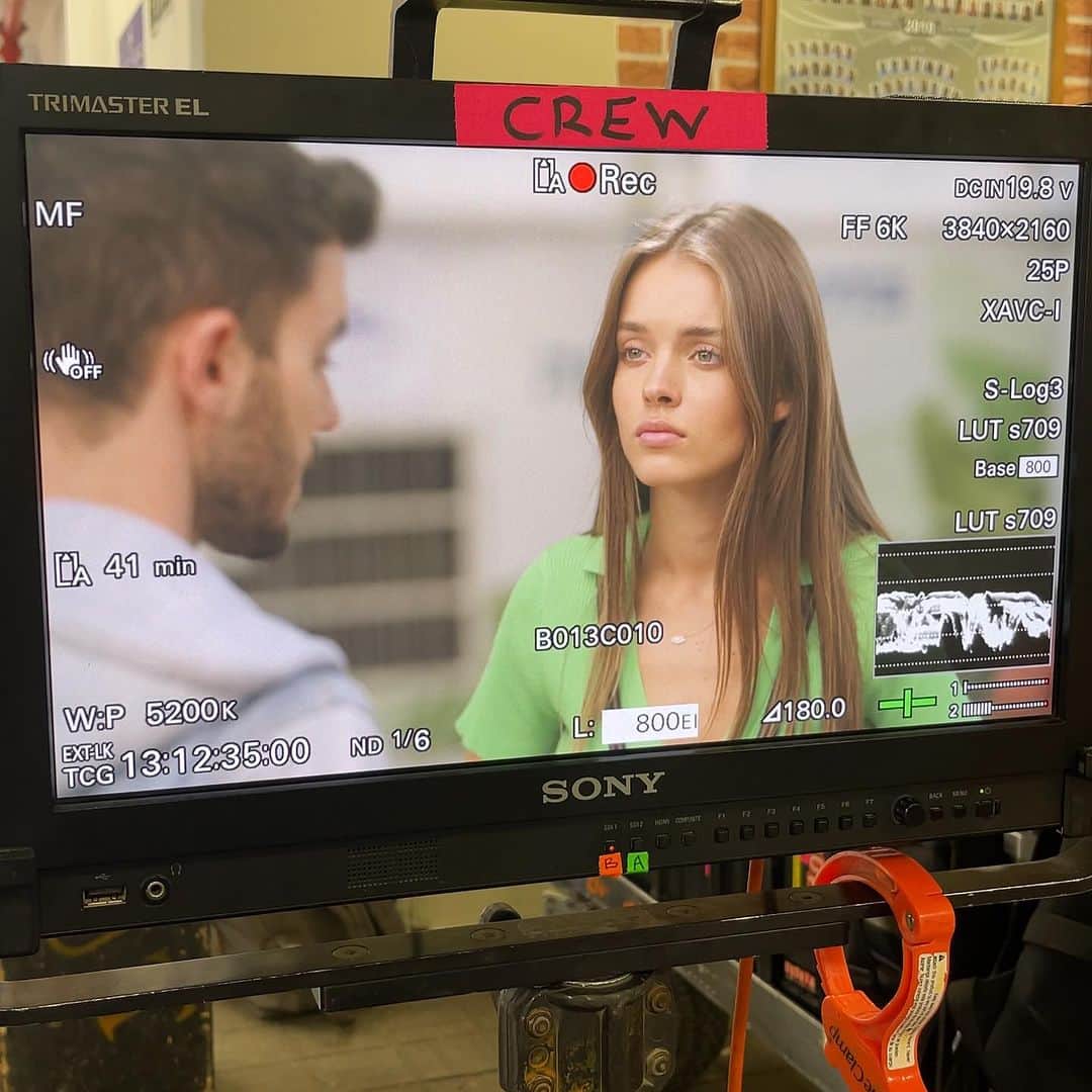 Anna zakさんのインスタグラム写真 - (Anna zakInstagram)「אתם לא מפסיקים להגיד לי בכל מקום כמה עפתם על ״לעוף על אנה״ וזה הכי כיף לי והכי מרגש אותי בעולם באמת !!!!  לא האמנתי שיגיע הרגע שאסכם את החוויה המשוגעת הזאת,  ובמבט לאחור .. נהנתי מכל ר ג ע .  שלא תבינו, לא היה פשוט ..  צילמנו איזה 17 שעות כל יום מ4 בבוקר, בטירונות ישנתי טוב יותר - אבל אם זה התנאי לחיבוק שאני מקבלת מכם ברחוב  אני מוכנה לעשות את זה שוב ושוב ושוב .  אז תדעו שעזרתם לי להגשים חלום, ענקיייייי, לא ידעתי עד כמה מטורף זה יהיה ואני מרגישה את זה ממש בזכותכם !!!! תודה לכל אחד ואחת מכם צופים אהובים שלי  מההה אני בלעדיכם ?!?!  וכמובן תודה ענקית לכל האנשים המדהימים שלקחו חלק בהפקה הזאת, כולם כולל כולם נכנסו לי ללב והפכו את החוויה הזאת לכל כך מיוחדת ואת הסדרה הזאת לקסומה כמו שהיא❤️  אזזזז בהזדמנות זו - אם יש כאן מישהו או מישהו שעדיין לא עשו בינג׳ זה הזמן .. אוהבת את כולכם ועפה עליכם תמיד, אנה 🦋」8月8日 1時54分 - annazak12