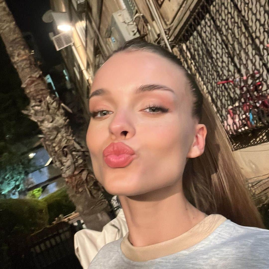 Anna zakさんのインスタグラム写真 - (Anna zakInstagram)「אתם לא מפסיקים להגיד לי בכל מקום כמה עפתם על ״לעוף על אנה״ וזה הכי כיף לי והכי מרגש אותי בעולם באמת !!!!  לא האמנתי שיגיע הרגע שאסכם את החוויה המשוגעת הזאת,  ובמבט לאחור .. נהנתי מכל ר ג ע .  שלא תבינו, לא היה פשוט ..  צילמנו איזה 17 שעות כל יום מ4 בבוקר, בטירונות ישנתי טוב יותר - אבל אם זה התנאי לחיבוק שאני מקבלת מכם ברחוב  אני מוכנה לעשות את זה שוב ושוב ושוב .  אז תדעו שעזרתם לי להגשים חלום, ענקיייייי, לא ידעתי עד כמה מטורף זה יהיה ואני מרגישה את זה ממש בזכותכם !!!! תודה לכל אחד ואחת מכם צופים אהובים שלי  מההה אני בלעדיכם ?!?!  וכמובן תודה ענקית לכל האנשים המדהימים שלקחו חלק בהפקה הזאת, כולם כולל כולם נכנסו לי ללב והפכו את החוויה הזאת לכל כך מיוחדת ואת הסדרה הזאת לקסומה כמו שהיא❤️  אזזזז בהזדמנות זו - אם יש כאן מישהו או מישהו שעדיין לא עשו בינג׳ זה הזמן .. אוהבת את כולכם ועפה עליכם תמיד, אנה 🦋」8月8日 1時54分 - annazak12