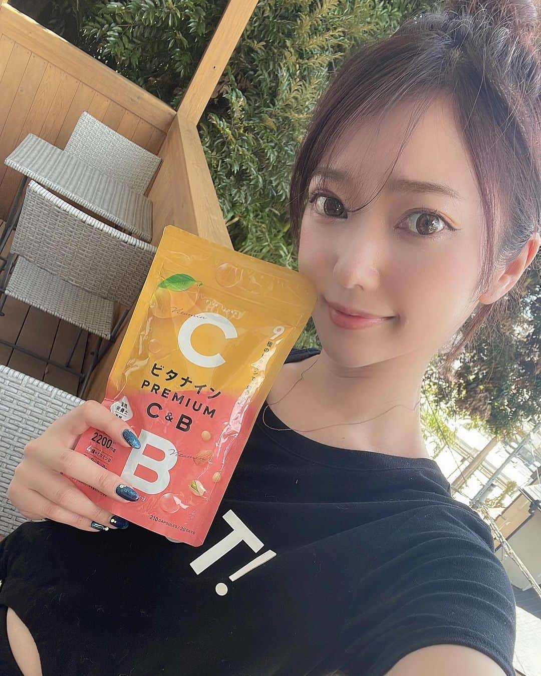 一鷹杏奈のインスタグラム：「ビタミンのサプリ飲み始めたよぉ✨ 夏は日焼けもするし、 ビタミンとらなきゃ本当すぐ肌荒れするから体のためにも👍✨  最近熱海行った時の！ 暑くて本当眩しそう😂😂  #ビタミンC #ビタミンB  #リポソーム #美白 #ビタナイン @g_live_official」