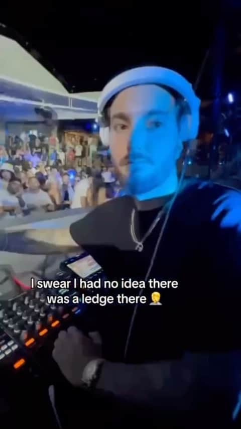 アレッソのインスタグラム：「Don’t worry I got her another water lol」