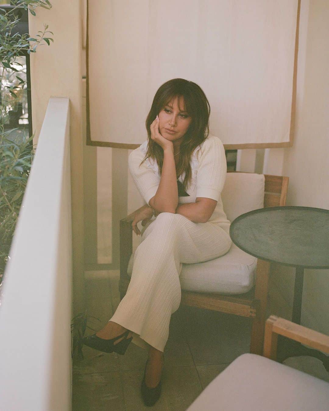 アシュレイ・ティスデイルのインスタグラム：「feeling moody 〰」