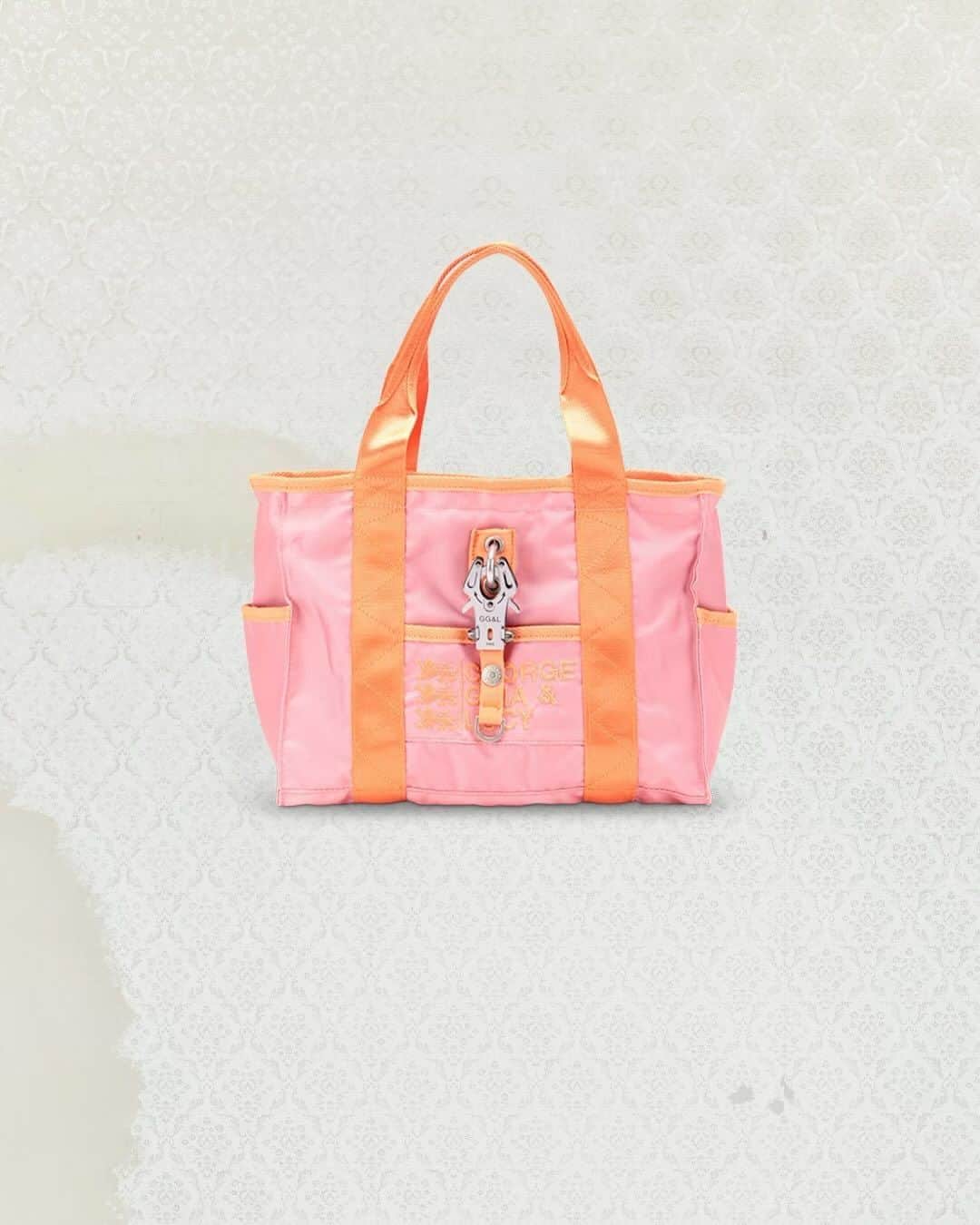 ジョージジーナ&ルーシーのインスタグラム：「Discover our latest handbag collection on our new webshop!   EILEEN ULIC in coral sex  BOXERY in coral sex  BAG4GOOD in coral sex  Link in bio  #georgeginalucy #ggl」