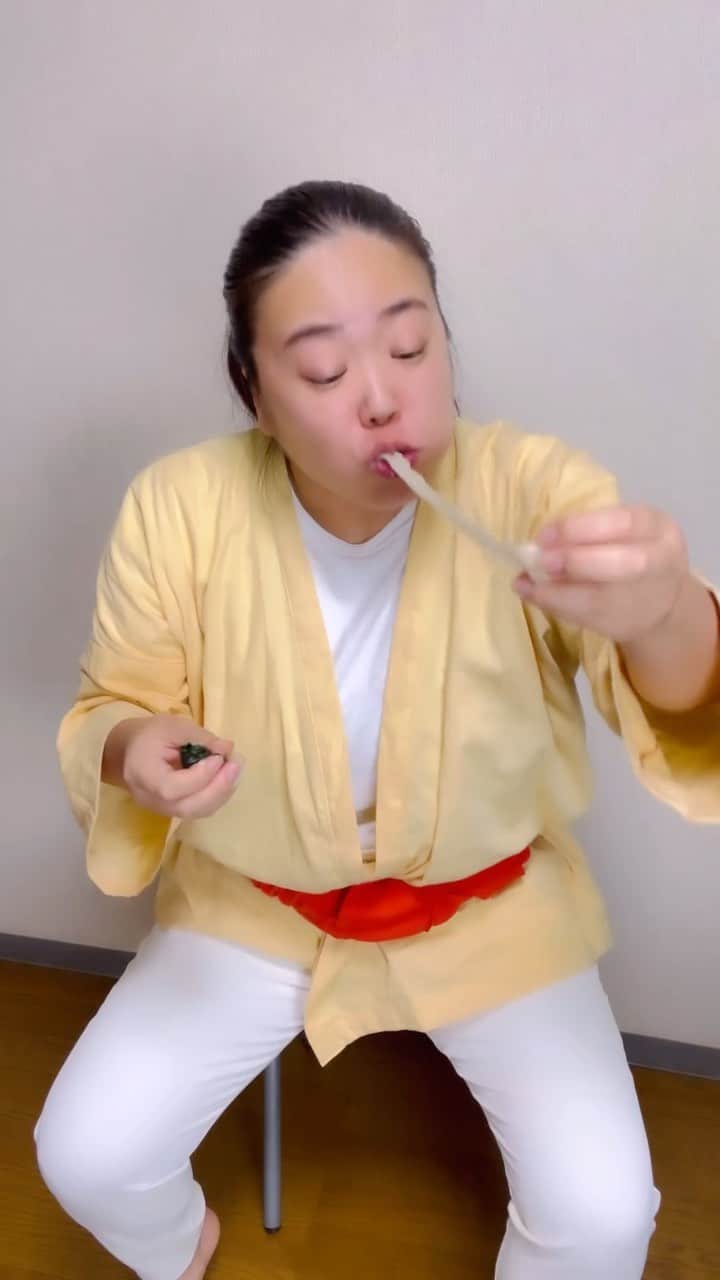 大納言光子のインスタグラム：「日曜劇場『VIVANT』第4話より  日本の餅に夢中になるも、相槌を打つのを忘れないドラムものまね🥁  #日曜劇場 #VIVANT #vivantep4  #ドラム #ものまね #富栄ドラム さん」