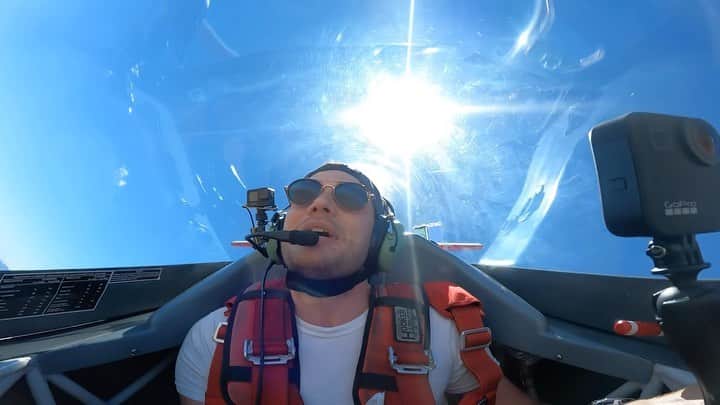ドミニク・シャーウッドのインスタグラム：「Flying over vegas. Hunting @deckersadowski with @skycombatace   WE FLEW THE PLANE! I know that sounds mental (and it totally was) but you fly the plane with a trained instructor behind you talking you through everything step by step. The dual controlled aircraft means that your safety is always paramount.   What an experience. Thank you @skycombatace for the flight of a lifetime! 10/10」