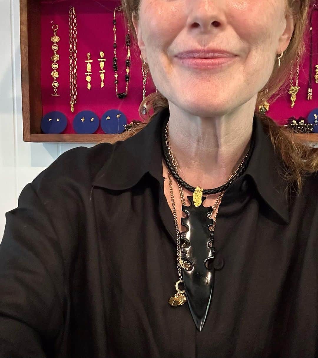 ジュリアン・ムーアさんのインスタグラム写真 - (ジュリアン・ムーアInstagram)「Look at Lisa! And Lisa! And me.  And all of the great female artists on view at @onnahouse ❤️❤️❤️ what a fantastic exhibit.  Thank you @lisaperrystyle and love you @lisaeisnerjewelry」8月8日 2時20分 - juliannemoore