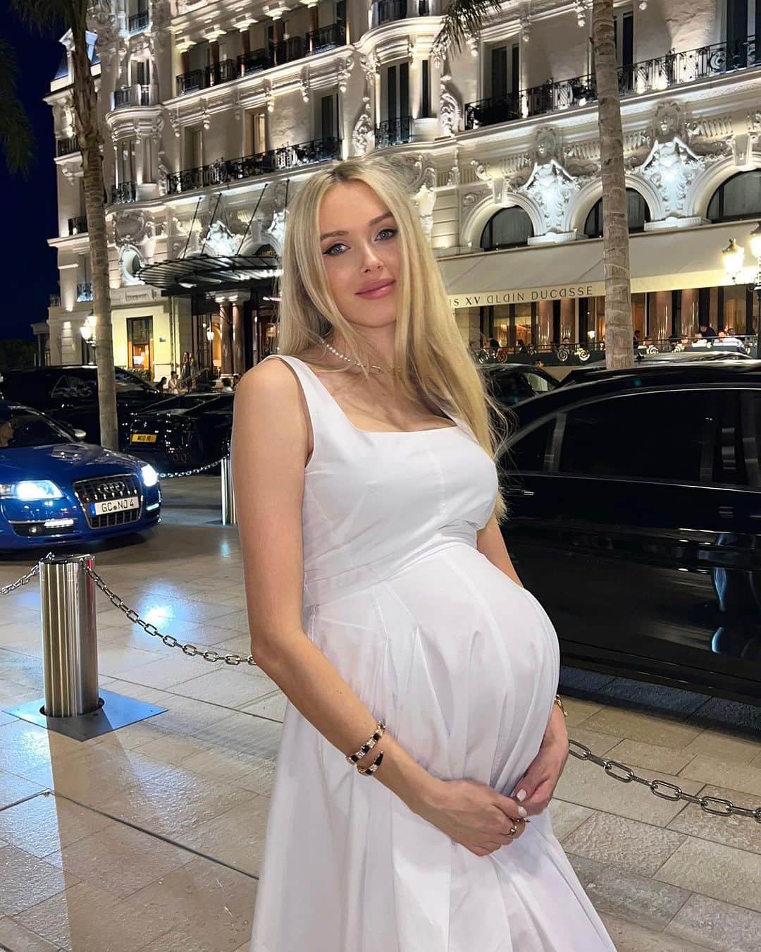 クセニア・カーノヴィッチのインスタグラム：「Скоро ровно год как на свет появилось мое счастье, мой лучик света: веселый, жизнерадостный, уравновешенный и очень общительный мальчик. Говорят же, что беременность и состояние мамы очень влияет на малыша))🤞🏻🙏🏻😅 моя прошла как в самых лучших моих мечтах, я чувствовала себя просто потрясающе. Было много энергии, улыбок, смеха, счастья и любви. Очень много ходила пешком, по 10км, практически каждый день. Причем, на 8м-9м месяце, было жарко,как в Сахаре)), но и это меня не останавливало)) Было также много волос))) и самая красивая кожа, которая когда- либо у меня была)) А еще я мечтала, как многие современные мамочки, быть стройной и выйти из роддома в таком же весе, как я и была до беременности. В итоге, все мечты сбылись)) за время беременности я набрала 9 кг, а вышла из роддома меньше чем я была до родов, но уже с комочком самого главного счастья моей жизни 🙏🏻」