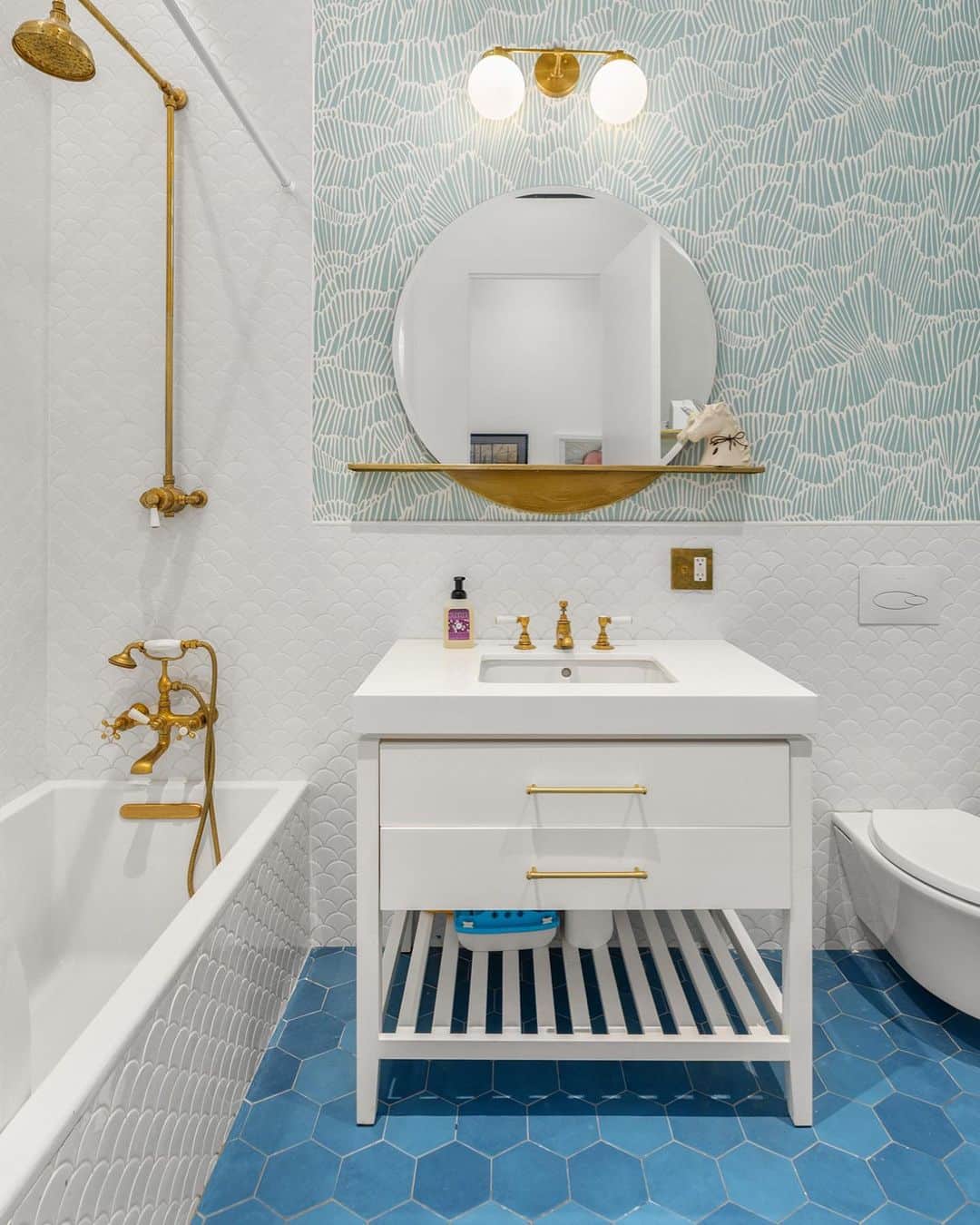 Sweeten Homeのインスタグラム：「Two ways to do a blue bathroom — and one of them is very Mad Men 😁 Which do you love most? Both bathrooms renovated with Sweeten ✨   Check out more bathroom inspiration and the real stories behind them at the link in our bio! ☝🏽☝🏾☝🏼」