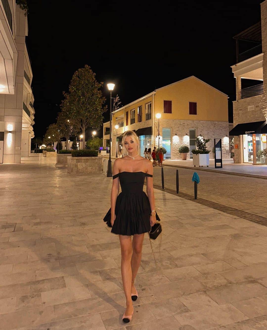 ソフィア・ミロシェヴィッチさんのインスタグラム写真 - (ソフィア・ミロシェヴィッチInstagram)「perfect little black dress @bysofimilo 🖤」8月8日 2時54分 - sofijamilo