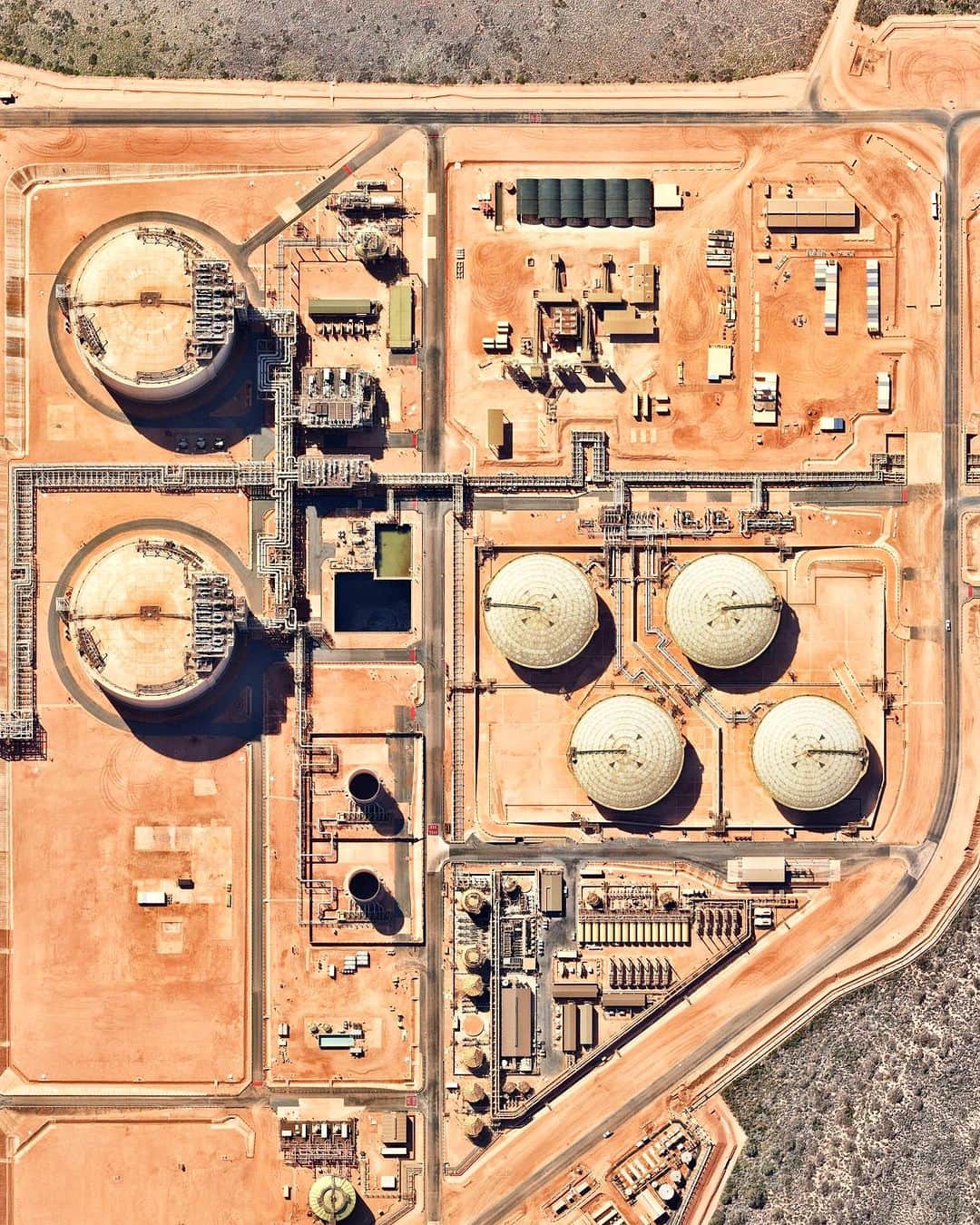 Daily Overviewさんのインスタグラム写真 - (Daily OverviewInstagram)「Swipe to see the Gorgon Liquified Natural Gas (LNG) processing plant, located on Barrow Island off the coast of Western Australia. Connected to two underwater gas fields in one of the largest subsea installations in the world, the Gorgon plant can process 15.6 million tons of LNG per year. It contains two holding tanks with a combined 12.6 -million-cubic-foot capacity and about four times as much steel as the Sydney Harbour Bridges.  Created by @dailyoverview Source imagery: @nearmap」8月8日 3時02分 - dailyoverview
