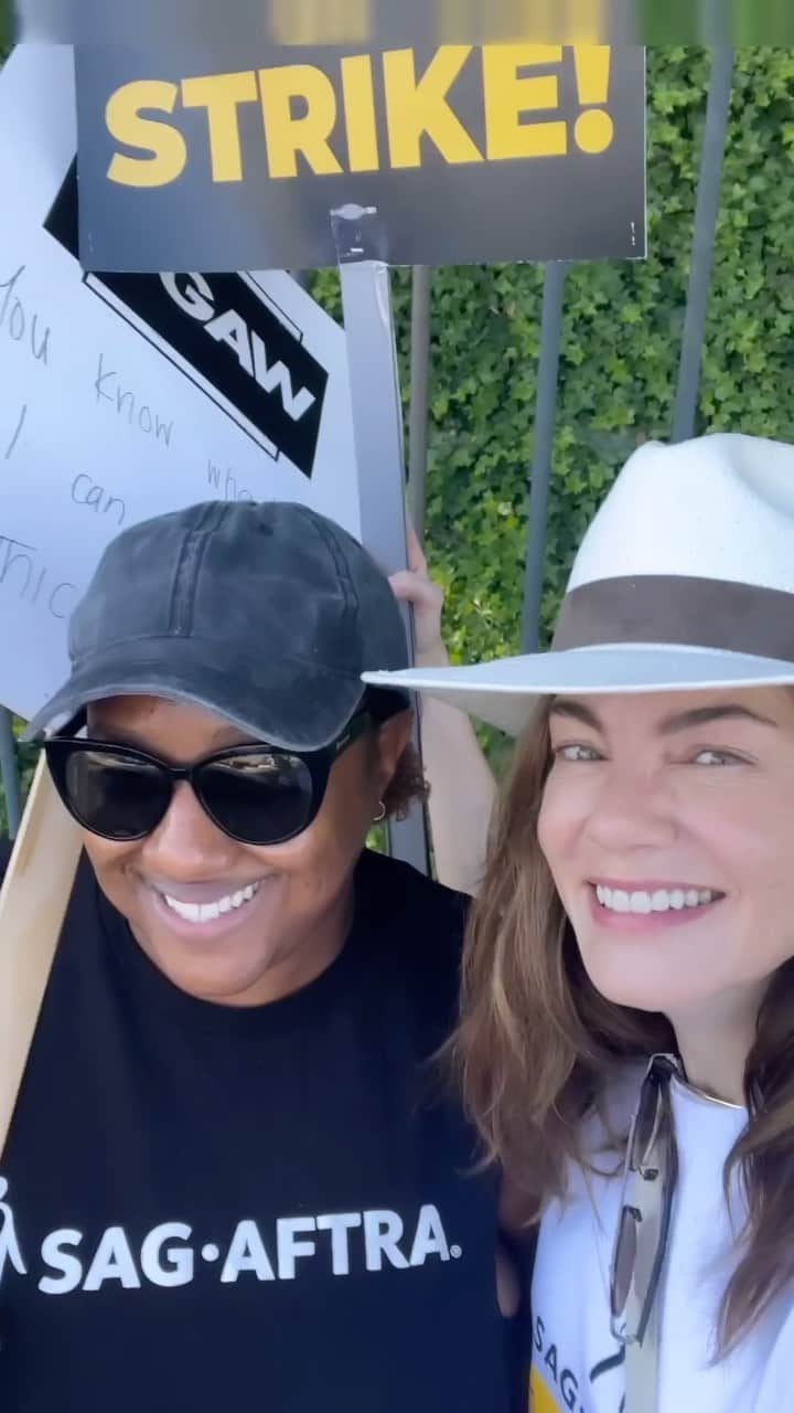 のインスタグラム：「Happy Monday! Starting the week by pounding the pavement with one of my besties @ashnb1 to protect and preserve the contributions of our invaluable artists. I love this industry deeply, and I believe every single one of its creators deserves to thrive within it! 💛 And running into a fellow treasured collaborator @katcandler is always a good thing. 🫶 #solidarity @sagaftra @wgawest @wgaeast」