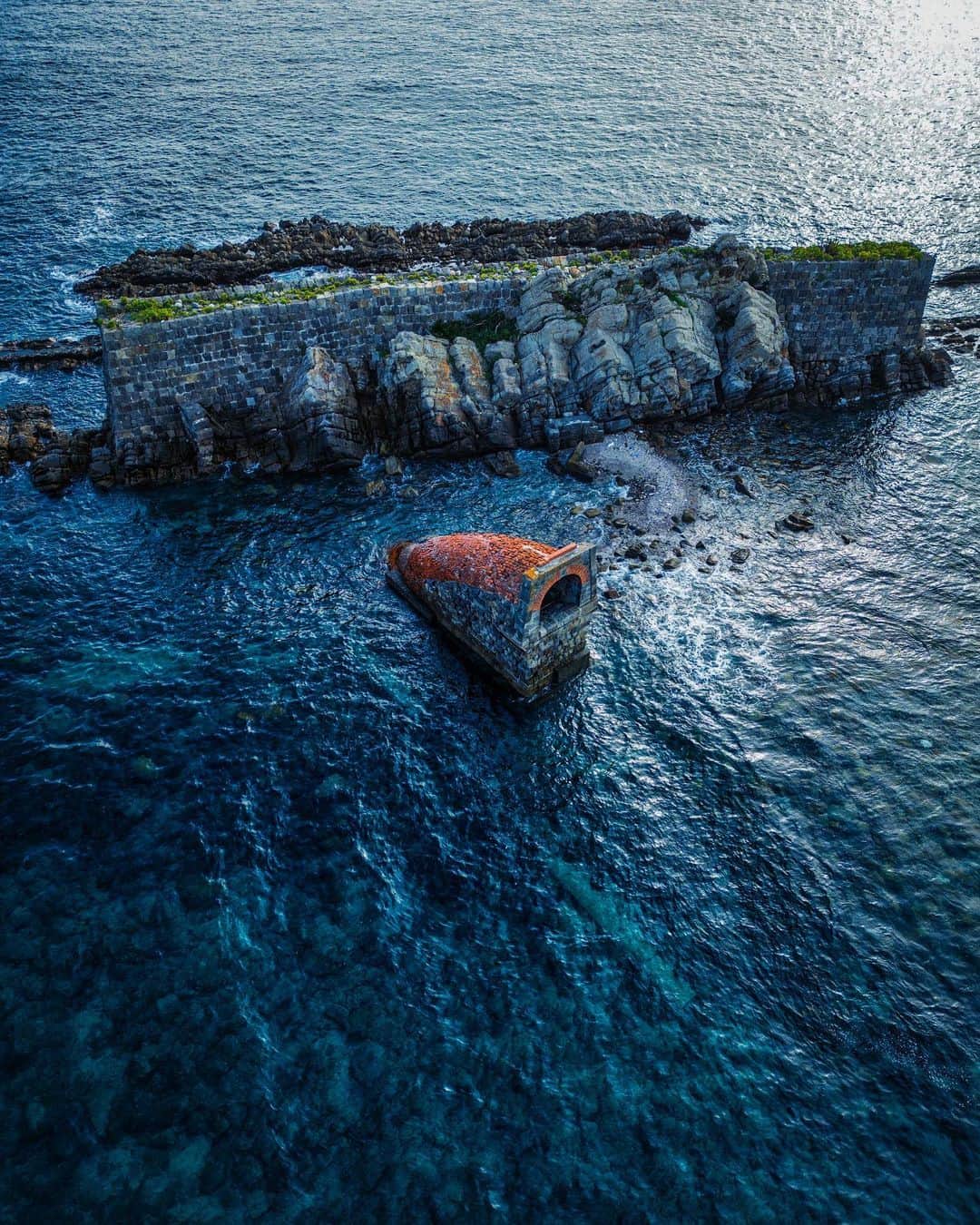 啝 （わ）のインスタグラム：「A mine entrance to an undersea coal mine still remains at the extreme end of the Amakusa Islands. 𓆲 𓆲 𓆲 #_passion_urbex_ #abandon_seekers_ #abandoned_addiction #abandonedcreeps #all_is_abandoned #ascosi_lasciti #decay_explorers #discarded_butnot_forgotten #fadedbeautyindecay #global_urbex #gloriousdecay #grime_lords #ig_urbex #lonely_and_abandoned_2 #masters_in_decay #nature_takes_over #raw_abandoned #rsa_preciousjunk #t_m_u_c #urbex_utopia #urbex_wereldwijd #urbexhero #world_wide_urbex #廃墟 #廃墟写真 #廃墟美 #ドローン #dronephotography」