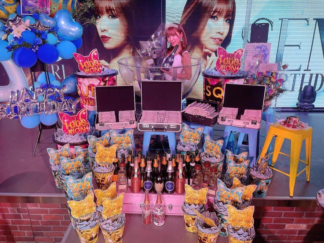 Senaのインスタグラム：「改めまして。。 7/28 BDイベント来てくださった皆さん、遠隔でお祝いしてくださった皆さん 本当にありがとうございました🥰  文がまとまらず打っては消してこんなに遅くなってしまってすみません🥲  環境を変えてまた1からスタートしようと思って来た名古屋での初の単独イベントは 不安がだいぶだいぶ勝ってしまってましたが やはり“ご縁”って大事ですね。。 名古屋で出会えた方も行くからねって沢山声が届いて 当日も西から東から名古屋に向かってくださる皆のストーリーが届いて。。  お客様だけではなく、 東京からなみえちゃん、あいり、みちる、かえるちゃん、ぷに、ゆめちゃん らむ、るなてん、おすず、りんちゃん、はるぽよ バーレスク名古屋からゆめさん 各地で一緒に切磋琢磨しているキャストさんが忙しい中こんなに駆けつけてくれたのも嬉しかったです🥲🫶🏽  そして。。 150本を超える推しプランと 30000を超えるリオン🥲🥲🥲 幸せなシャンパンもこんなに沢山 立派なスタフラ、キラキラのお花、お肉は正義ケーキ 当日ゆっくりお話出来なかったのですが 頂いたお一人お一人の気持ちがとっても嬉しくて 一緒にあの時間を過ごしてくれたのが嬉しくて 白黒コーデしてきてくれてる皆がかわいくて🤍🖤 終わってみたら自分でもびっくりな。。 本当に本当にありがとうございます🙇‍♀️  そしてこの日を一緒に創り上げてくれた TSガールズ、スタッフの皆さん 何日も前からリハ一緒にしてくれたりサポートしてくれたり とても支えられました大大大感謝です。 絶対に1人では出来なかったイベントですありがとう🫂🥹  この1年は自分に負けそうになった事がとても多かったのですが 28日に見た景色は私の中でとても大きくて まさに影と光の“光”でしかなくて 終わった後も嬉しい感想が沢山届いてて(showを楽しんでもらえたのが本当に嬉しい) 皆さんのおかげで自信を持てました。  これからもこんな私ですが どうぞよろしくお願いします☺️🤍🖤  28歳！とっても幸せなスタートきれましたっ！！ 忘れられない夏の思い出です。 みんなに出会えて本当に良かったです。 私を見つけてくださりありがとうっ🥰  愛してます🫶🏽  バーレスクTS Sena  . #セナBD2023 #birthday #event #バースデー  #バーレスクTS #バーレスク東京名古屋店 #バーレスク東京 #名古屋 #栄 #錦3 #好きなことで生きていく #エンタメ活動を止めない #バーレスク #ショークラブ #ショーガール #ダンサー#バーレスクTSせな #インスタ映え #ポートレート #burlesque #burlesquetokyo #dancer #showclub #showgirl #ınstagood #shotting #show #champagne #instagood」