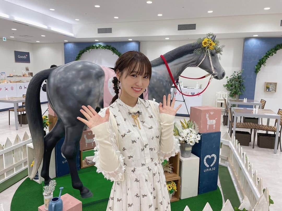 菅井友香さんのインスタグラム写真 - (菅井友香Instagram)「カンテレ競馬公式YouTubeチャンネルにて配信中 「菅井友香のウマ友になってくれませんか？」 夏休みSP 、見てくださいましたか？  初めて、阪神競馬場のUMAJO SPOTにお邪魔しました🐴🌼  女性専用エリアということで、とても可愛くて癒される空間でした。  たてやんと一緒にいただいた オリジナルスイーツの「おうまドレ〜ヌ」も可愛かったな！  UMAJO SPOTでは、オリジナルパッケージの美味しいフレーバーティーやコーヒーが1ドリンク無料でいただけるんです。  みなさんも競馬場に行かれた際は遊びに行ってみてくださいね✨  🌼styling🌼 @obli_official  @annemariechagnon_jp @onceuponatime_aoyama  #umajo  #阪神競馬場  #競馬実況にも挑戦しました #菅井友香のウマ友になってくれませんか  #みてね  #youtube」8月8日 18時00分 - yuuka_sugai_official