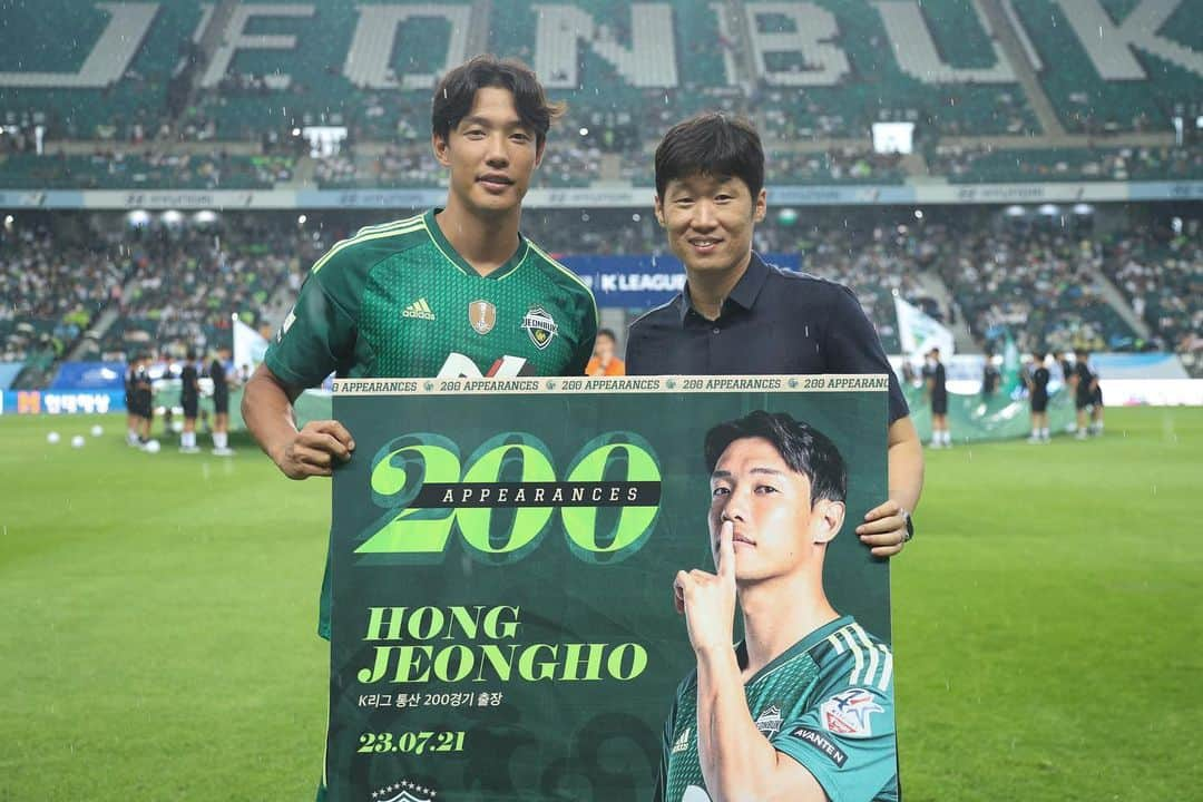 ホン・ジョンホのインスタグラム：「홈9연승😎 200경기⚽️ 그리고 참 오래걸린 감사하고 소중한 승리기념샷💚 모든 분들 감사드립니다🙏🏻」