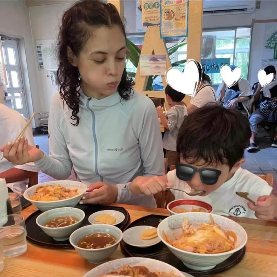 仲川希良さんのインスタグラム写真 - (仲川希良Instagram)「式根島の投稿でラッシュガードとハットのお問合せをいくつかいただきました (#pr じゃないのに長く語り過ぎたのでハットはまた別に投稿します😝) ・ ・ 私がラッシュガードとして使っていたのはモンベルのクールパーカです！ オンラインストアでキーワード検索すると出てきます◎Tシャツ→パーカのカテゴリです ・ 白色でも90%以上の紫外線遮蔽率 撥水加工がされていて保水しないので水辺でも快適です すぐ乾くから海上がりのままランチしても冷えることなく◎ ・ ・ 元々は肌を隠した方が涼しく感じられるレベルの真夏の強い日差しの下 樹林帯を越えた山歩きのときに使うイメージで手に入れたんだったような…… その後「海でも使えるじゃないか！」と気付き 水辺のアクティビティや最近だと山中の野湯でも着用しました(さすがに硫黄臭がついた笑) ・ ・ カメラロール遡っても遡っても夏になるたびにこれ着ていて とりあえずこの色は2019年には着始めてますね…… 初代はイエローグリーンのものでもっと前から愛用しています そして今は息子も愛用者 ・ ・ 今売られているものは生地の強度が上がっているそうです 同素材で農作業用のフィールドクールパーカというのもあり私も使っていますが(写真5.6枚目……ちょうど今クーラー寒くて着ていたので急遽自撮り笑！) 手の甲まで隠しつつ動きを妨げないデザインなので 本気で手先まで覆いたい方はこちらでも良いと思います クールパーカにもサムホールあるんですが個人的には袖丈が少し足りず親指入れちゃうと動きが多少窮屈です ・ 硫黄臭もついたことだし笑 さすがに新しいものにチェンジ……？と思ったのですが オンラインストアで確認すると色サイズがかなりの確率で完売ですね……！人気者！ 新調するのはまた来年かな ・ ・ ウェアの素材が持つ機能やデザインの意味を理解していると 自分なりに使いこなせるようになってより愛着が増しますよね 1枚あれば夏の間あらゆるアクティビティのお供になってくれるクールパーカ大好きです ・ ・ ・ #⛰️ #🌊 #アウトドアファッション #アウトドアウェア #montbell #モンベル #クールパーカ #ラッシュガード」8月8日 12時45分 - kiranakagawa