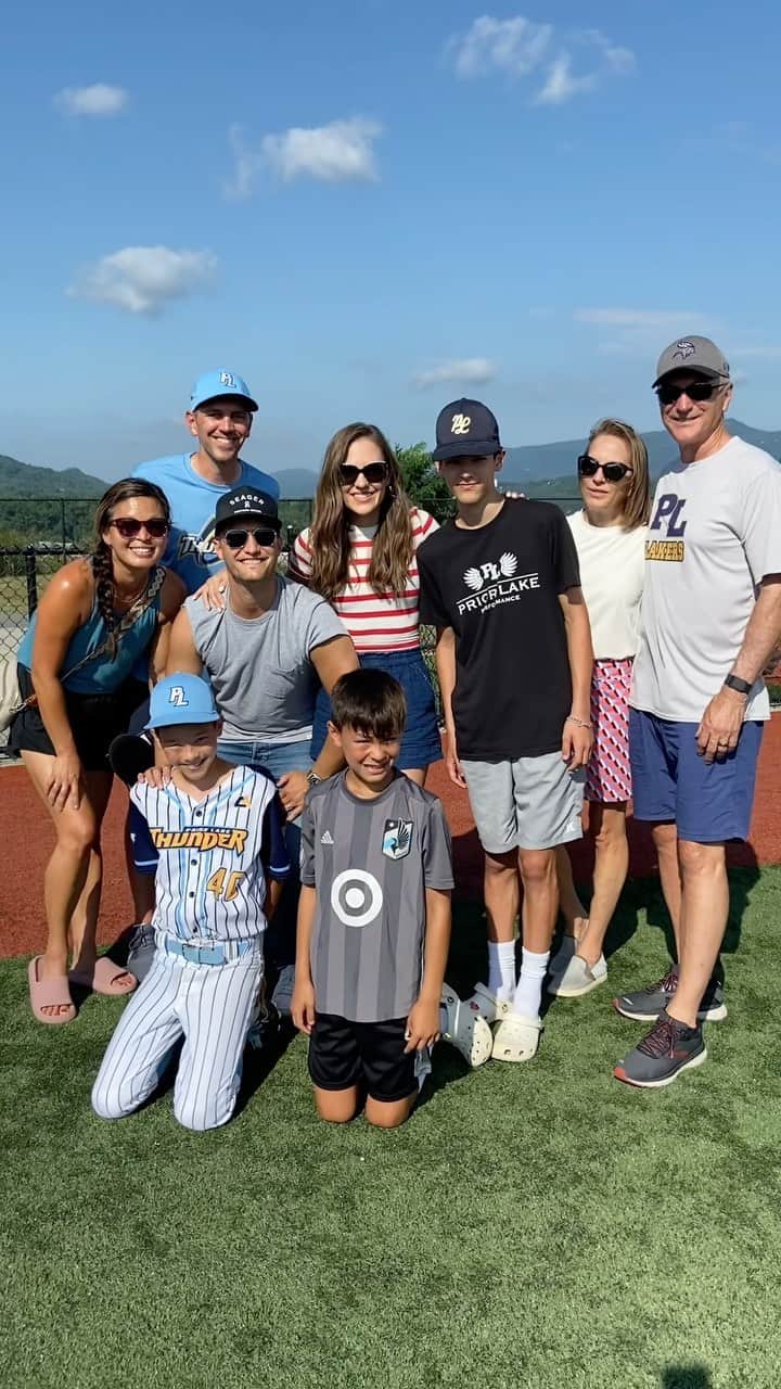 ローラ・オスのインスタグラム：「My nephew is playing in a nationwide baseball tournament this week in Pigeon Forge, TN so the whole family made the trip from MN to cheer him on!! I was so impressed by his 12-year-old versatility as catcher, pitcher, and left-fielder, who made it to base every at-bat.   As a little sister, I attended countless baseball games back when my dad coached my big brother, and now, my big brother is coaching his son! While dad and I still cheer from the stands. What a special, full circle family moment! ⚾️ Go THUNDER!」