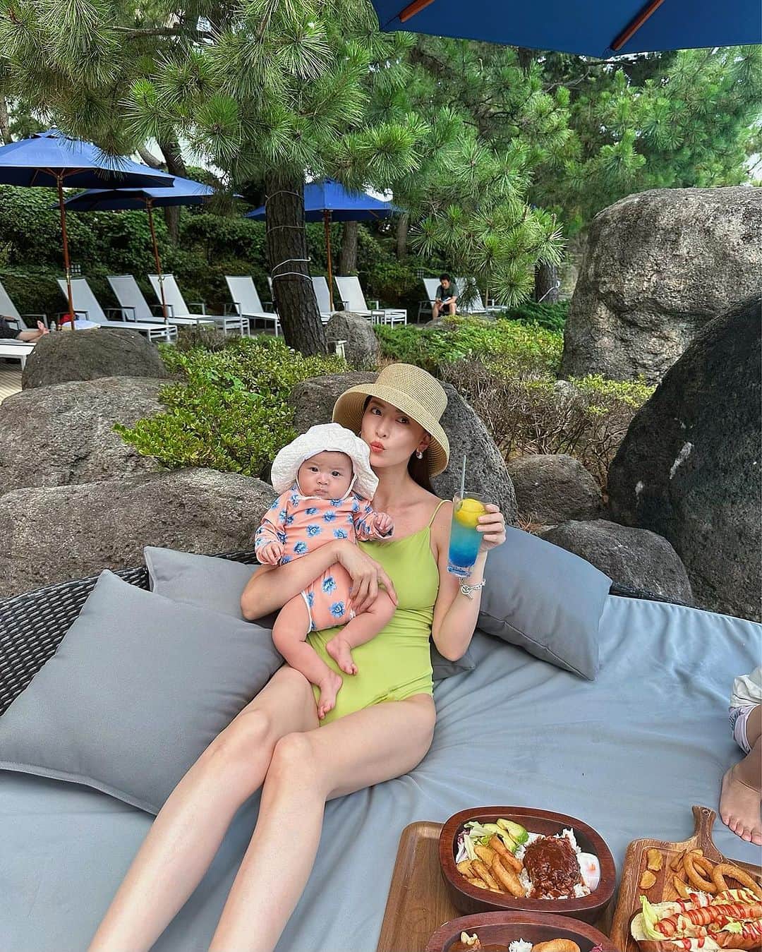 ソンイのインスタグラム：「夏始まってるねぇ〜⛱️ 水着は私も娘も息子も全員 @alexiastam_official 👙  パラソル+ベッド(別途予約)で娘もゆったりできるし、息子はアクティブにプール三昧楽しめるし、2人育児でも満喫できる👶🏻👦🏻🌺  独身時代から10年通ってる我が家の夏恒例スポットなんだ🏝️  前日までキャンセル無料だから天気悪くなっても無駄にならないのが助かるの🥹✌🏻 今年も４回予約してるからwいっぱい楽しむよ〜💕  最後の動画の息子の会話が好評すぎたので残します👦🏻笑 可愛いお姉さん大好きなクレヨンしんちゃん系な息子😂」
