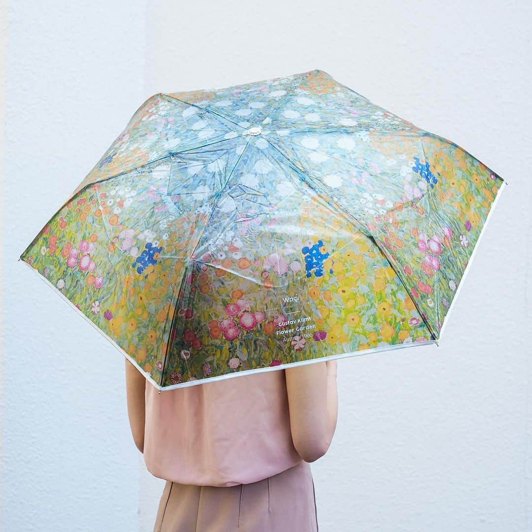 LOFT公式アカウントさんのインスタグラム写真 - (LOFT公式アカウントInstagram)「⠀ ーそれは雨の日だけに開かれる特別な美術館。  ゴッホの《ひまわり》、モネの《睡蓮》、クリムトの《フラワーガーデン》の美しい名画を透け感のあるビニール傘にプリント。 傘を開くと絵画に入りこんだような世界が広がります。  「インクアートアンブレラ」は、複雑に混ざり合いながらもそれぞれの色合いが調和したアルコールインクのペイント柄をほどこした印象的なビニール傘です。 ⠀ --------------------------------------- ☑Ｗpc. ●ミュージアムアンブレラ　各税込3,080円 長傘 柄：ゴッホ《ひまわり》 ／モネ《睡蓮》 ／クリムト《フラワーガーデン》  ●ミュージアムアンブレラ　各税込3,080円 折りたたみ傘 柄：ゴッホ《ひまわり》 ／モネ《睡蓮》 ／クリムト《フラワーガーデン》  ■発売日：8月10(木)頃より各店順次入荷予定 ■販売店舗：全国のロフト145店舗・ロフトネットストア ※除外店舗：豊崎ロフト・コスメロフトグランスタ東京店・コスメロフト武蔵小杉店・コスメロフトシャル鶴見店  ☑Ｗpc. ●インク アート アンブレラ　長傘各3,190円 カラー：ピンク／ブルー  ※取り扱い商品は店舗により異なります。 詳しくはご利用の店舗へお問い合わせをお願いいたします。 ※こちらの情報は2023年8月8日時点のものです。 #ミュージアムアンブレラ #インクアートアンブレラ #wpc #プリント傘 #ビニール傘 #秋の新作 #新作傘 #名画の花 #インクアート #身近なアート #名画 #アートを身につける #スモークビニール #おしゃれ傘 #秋のおしゃれ #秋の雨 #芸術の秋 #秋のコーデ #ロフト #loft #loftjapan #japanshopping」8月8日 13時03分 - loft_official