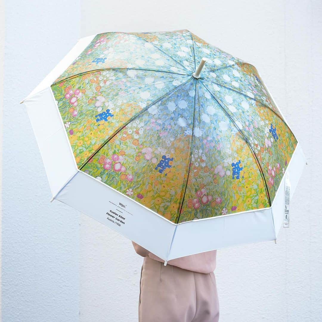 LOFT公式アカウントさんのインスタグラム写真 - (LOFT公式アカウントInstagram)「⠀ ーそれは雨の日だけに開かれる特別な美術館。  ゴッホの《ひまわり》、モネの《睡蓮》、クリムトの《フラワーガーデン》の美しい名画を透け感のあるビニール傘にプリント。 傘を開くと絵画に入りこんだような世界が広がります。  「インクアートアンブレラ」は、複雑に混ざり合いながらもそれぞれの色合いが調和したアルコールインクのペイント柄をほどこした印象的なビニール傘です。 ⠀ --------------------------------------- ☑Ｗpc. ●ミュージアムアンブレラ　各税込3,080円 長傘 柄：ゴッホ《ひまわり》 ／モネ《睡蓮》 ／クリムト《フラワーガーデン》  ●ミュージアムアンブレラ　各税込3,080円 折りたたみ傘 柄：ゴッホ《ひまわり》 ／モネ《睡蓮》 ／クリムト《フラワーガーデン》  ■発売日：8月10(木)頃より各店順次入荷予定 ■販売店舗：全国のロフト145店舗・ロフトネットストア ※除外店舗：豊崎ロフト・コスメロフトグランスタ東京店・コスメロフト武蔵小杉店・コスメロフトシャル鶴見店  ☑Ｗpc. ●インク アート アンブレラ　長傘各3,190円 カラー：ピンク／ブルー  ※取り扱い商品は店舗により異なります。 詳しくはご利用の店舗へお問い合わせをお願いいたします。 ※こちらの情報は2023年8月8日時点のものです。 #ミュージアムアンブレラ #インクアートアンブレラ #wpc #プリント傘 #ビニール傘 #秋の新作 #新作傘 #名画の花 #インクアート #身近なアート #名画 #アートを身につける #スモークビニール #おしゃれ傘 #秋のおしゃれ #秋の雨 #芸術の秋 #秋のコーデ #ロフト #loft #loftjapan #japanshopping」8月8日 13時03分 - loft_official