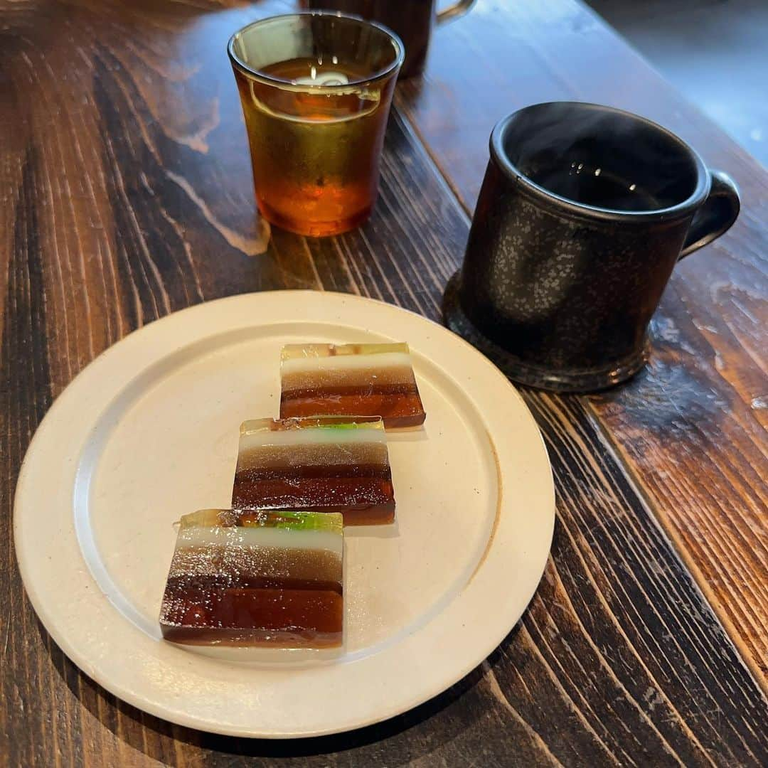 休日課長のインスタグラム：「コーヒーゼリーの花ようかん、雲南中浅煎り。幸せな食後のひととき。ごちそうさまでした！ #京都 #左京区 #珈琲焙煎所旅の音」