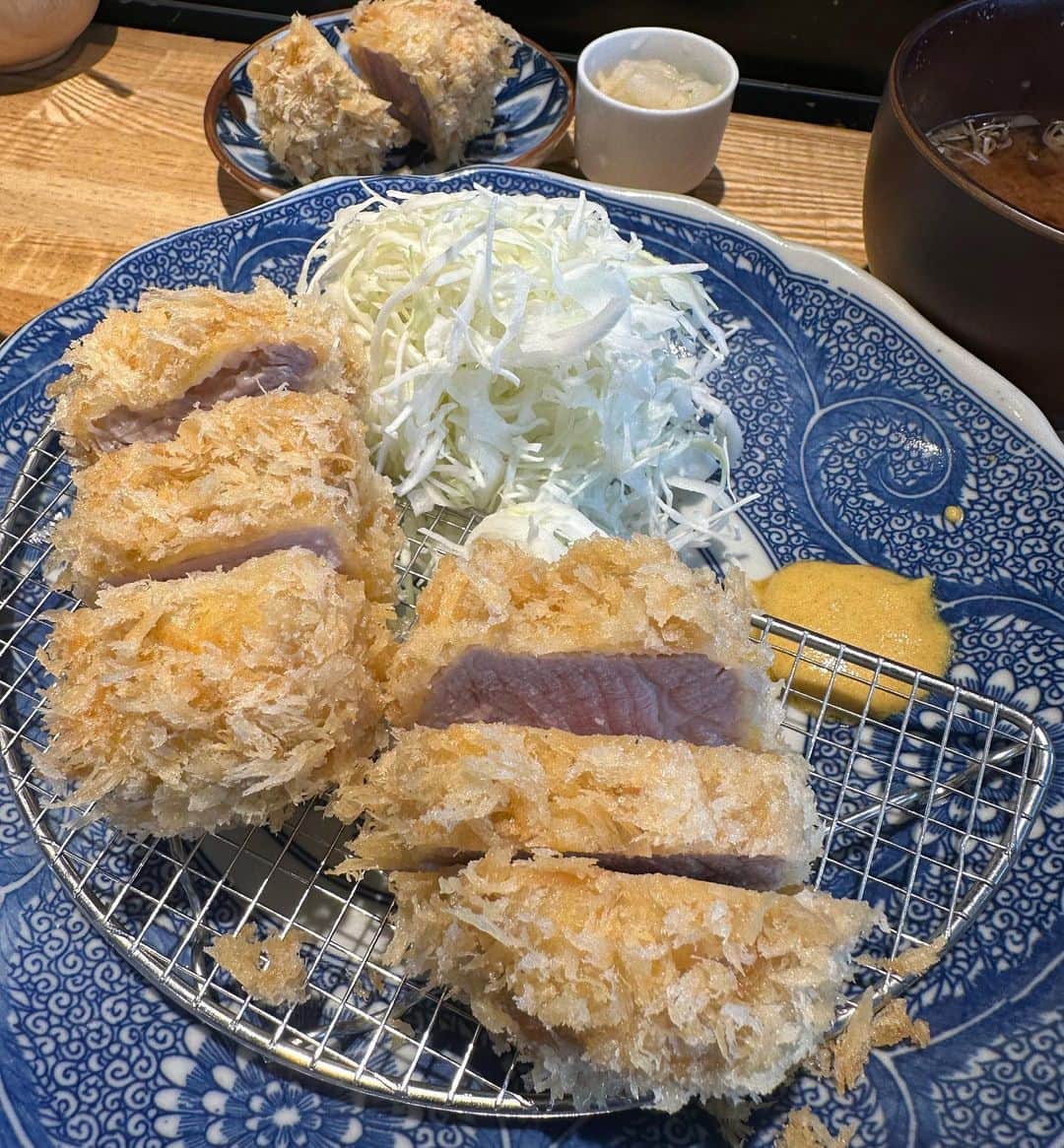 井上公造さんのインスタグラム写真 - (井上公造Instagram)「東京で1番好きなとんかつ屋さんが、昼どきに、並ばずに入れた！いつもは大行列で、最低でも30分待ちなのに。この暑さのさいなのかなぁ？ 今日はヒレカツ定食に、名物のチキンカツを追加！塩でも醤油でも、そしてソースでもオススメです！  #神宮前グルメ   #とんかつ屋   #天城軍鶏   #行列のできる店   #ランチのみ営業   #とんかつ好きな人と繋がりたい」8月8日 13時12分 - inouekozo39