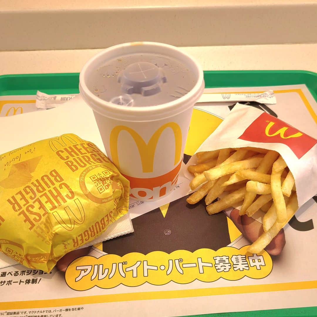 床嶋佳子のインスタグラム：「軽く罪悪感がありますがお昼はこれを食べます！Ⓜ️🍔🍟😁🎶 #マクドナルド  #マック  #マクド」