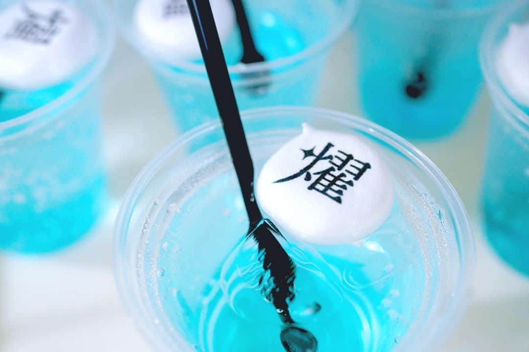 都丸ちよのインスタグラム：「. . . よまつりのおもいで。 . 楽屋で飲ませてもらったサイダー プロデューサーさんは飲んだ？ . まいく いつもありがとう。 . さんにんで頑張った花簪の和傘 練習用と本番用があるんだよ！ . わなげ 楽しかったからよしっ笑 . スタッフさんも法被にぴにゃのお面をつけて沢山盛り上げてくれたよ！ . たのしかった、かがやきよまつり🌟」