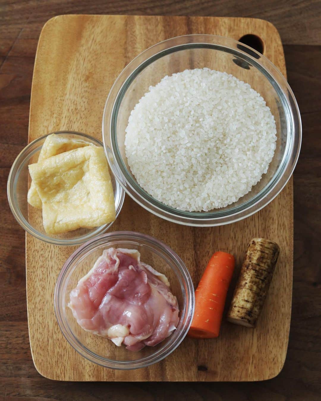 utoshさんのインスタグラム写真 - (utoshInstagram)「【レシピ付き】鶏のふっくら炊き込みご飯  美味しい炊き込みご飯の作り方、教えちゃいます！ 一番大事なのはお米と水！  おいしい水でお米をしっかり30分以上浸水させる事で、芯が残らず、ふっくらおいしい炊き込みご飯になります。お米を研いですぐにご飯を炊いている人はぜひ試してみてください。  お米は乾物。浸水させる事で水分を適度に吸って、炊く時にいい水分加減になります。TAPURIの水を使用することにより、水道水より苦味雑味がカットされたことで普段のご飯よりも甘味が強く感じました！  そして炊き方。炊飯器にお米を入れて、水と具材をいれたら混ぜてはダメ。具は上に乗せるだけ。下でお米が対流して美味しく炊きあがります。 具材は色々とアレンジしてくださいね！  現在、TAPURIのご購入時に下記のクーポンコードで割引キャンペーンをやっています。 ＝＝＝＝＝＝＝＝＝＝＝＝ ■特典期間：8/8(火)～10/31(火)3か月間 ご契約時にクーポンコード【10920009】を入力すると いまならデビューキャンペーンで WEB契約ビックポイント5,000pt付与が6,000ptの付与になります。ぜひ使ってみてください！ ＝＝＝＝＝＝＝＝＝＝＝＝  レシピはこちら↓ ー／ー／ー／ー  鶏のふっくら炊き込みご飯（2人分）  【材料】 お米　2合 鶏もも肉　100g ごぼう 40g 人参 40g 油揚げ　1枚  A 水 320ml しょう油　大さじ2 みりん　大さじ1 酒　大さじ1 ごま油　大さじ1 塩 ふたつまみ  【作り方】 （1）お米を研ぎ、きれいな水で30分以上浸水させておく。  （2）鶏もも肉は食べやすく小さめに切る。人参はいちょう切り、ごぼうはささがき、油揚げは細かく切る。  （3）炊飯器によく水気をきった1のお米をいれ、2の具材を上に乗せ、Aをいれて蓋をして炊飯する。  （4）炊きあがったらよく混ぜて完成。  ー／ー／ー／ー  #炊き込みご飯 #TAPURI #ウォーターサーバー #沼家電 #おすすめ家電 #PR #浄水型ウォーターサーバー」8月8日 13時18分 - utosh