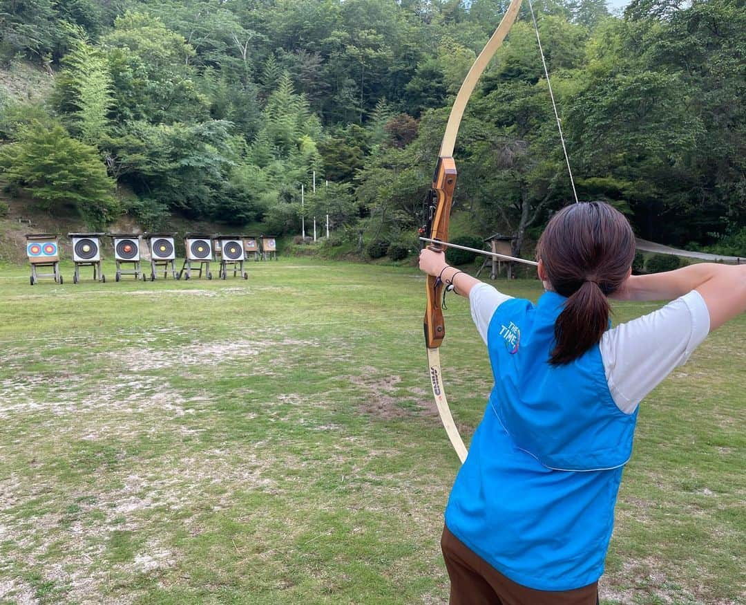 田村友里さんのインスタグラム写真 - (田村友里Instagram)「. 運動音痴な私が、人生初、得意なスポーツに出会った😆 今朝のTHETIME,中継は、 佐伯国際アーチェリーランドにて 「フィールドアーチェリー」に挑戦しました💪 なんと本番で見事に的に当て、目標得点クリア✨ 唯一の特技アーチェリーって書こうかな🤣  #thetime_tbs  #佐伯国際アーチェリーランド  #フィールドアーチェリー #名門佐伯高校アーチェリー部のみんなもありがとう😊  .」8月8日 13時23分 - yuri_tamura0894