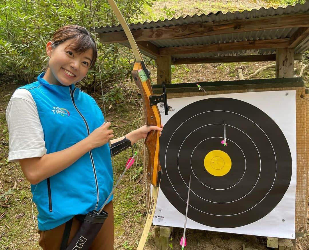 田村友里のインスタグラム：「. 運動音痴な私が、人生初、得意なスポーツに出会った😆 今朝のTHETIME,中継は、 佐伯国際アーチェリーランドにて 「フィールドアーチェリー」に挑戦しました💪 なんと本番で見事に的に当て、目標得点クリア✨ 唯一の特技アーチェリーって書こうかな🤣  #thetime_tbs  #佐伯国際アーチェリーランド  #フィールドアーチェリー #名門佐伯高校アーチェリー部のみんなもありがとう😊  .」