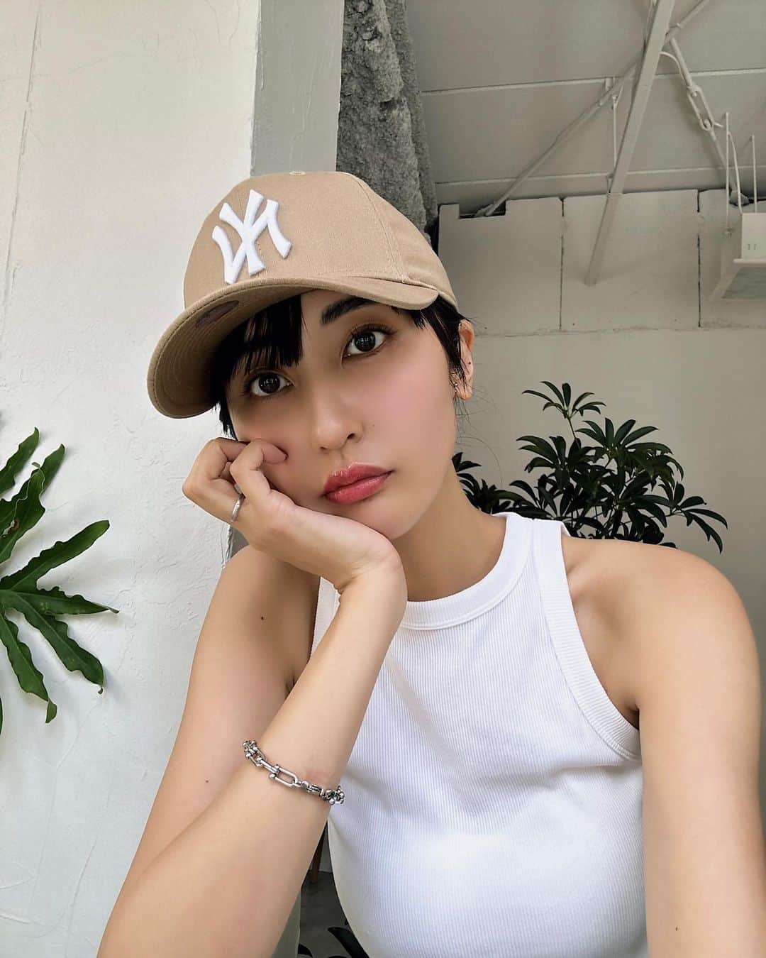Lisaさんのインスタグラム写真 - (LisaInstagram)「. 少し久々に @salondec_ さんへ🩶 Christina大好きな私にとってほんとに神のような お店です❤️‍🔥前の店舗とすぐ近くだけど移転されて パワーアップされてました☺️☺️  今回はちょっと前に久々にアレルギーみたいな赤い プツプツが出たので相談し、肌状態見てもらって血管のつまりが影響の可能性があるとの事で、血行良くするためにビオフィートのハーブと、日焼けもしてるのでイラストリアスの組み合わせ施術をしてもらいました🥹🥹  肌の血行が良くなってアフターの肌の色とツヤが全然 違うのにびっくり🥹施術以降肌調子が良すぎてびっくりです🥲🥲肌に合わせて一種類のトリートメントではなく組み合わせをしてくれるのもサロンドシーさんならではです。  まだ日本で数人しかいないChristinaのトレーナーさん がいるのでめちゃくちゃ知識豊富で、肌悩みがあれば 絶対相談してみて欲しいです🫶🏻  私も昔あまりよく分からずクリニックで購入して Christina使ってた時は全然効果が分からなかったけど、 しっかり知識がある方に相談して選んでもらうとほんとに効果が違うのでスキンケアも物凄くChristina使ってます。  今回は色々聞いてForeveryoungが私のなりたい肌にすごく近かったのでお持ち帰りしました🤤🖤 成分や効果もしっかり理解して使うとより楽しいし使い分けしやすいです☺️  ほんとに知識豊富なサロンさんへ行くと勉強になる。 まだまだ知らないことばかり🥹 肌のことになると文章が長くなってしまうごめんなさい笑笑  ほんとに肌悩みある方、是非インスタも見に行ってみてください。beforeafter見たら行きたくなると思います☺️🩶 水野さんいつもありがとうございます🥲💓また色々教えてください🥹🫶🏻🩶🖤  #美肌#美肌ケア#お肌ケア」8月8日 13時25分 - lisarobintweety