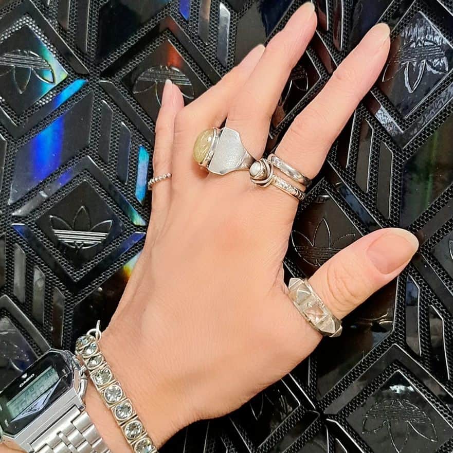 藤純のインスタグラム：「新しく手に入れた可愛い指輪。 わたしの左手の親指は、この指輪専用になったと言っております。 @corner_vintage_antique   My left thomb is dedicated to this super incredibly cool ring forever!!!!!!!!!」