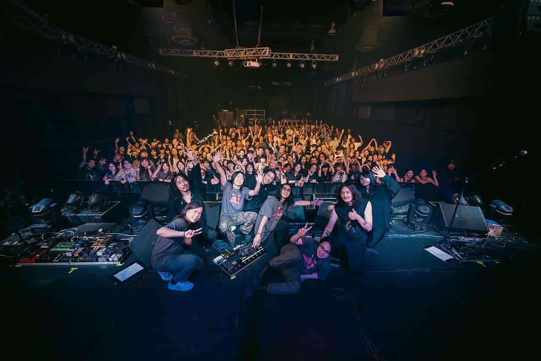 THE NOVEMBERSのインスタグラム：「IT WAS SUCH A NIGHT AND WE MAKE IT W!TH Y”ALL💫  とても幸せな夜をありがとう @the_novembers 🌹  Big love to @exclamusic for help a lot 🤍  📸: @kenneviaphotography」