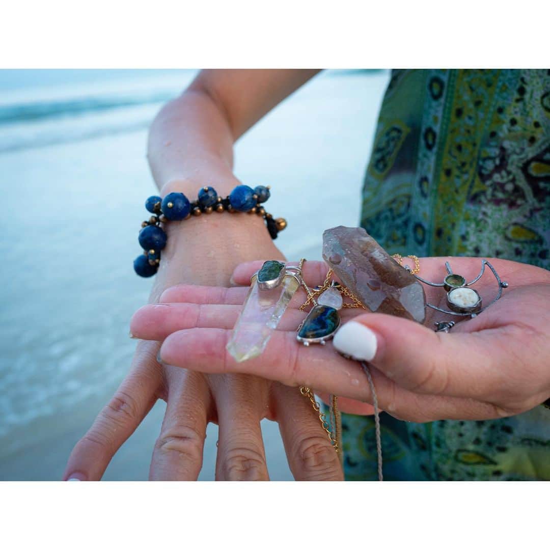 桃生亜希子さんのインスタグラム写真 - (桃生亜希子Instagram)「連れて来た石や買った石達を海で浄化したよ。 　 　みんなキラキラ元気になった。✨🌞💧  #thailand #kopangan」8月8日 13時42分 - pinokosugar