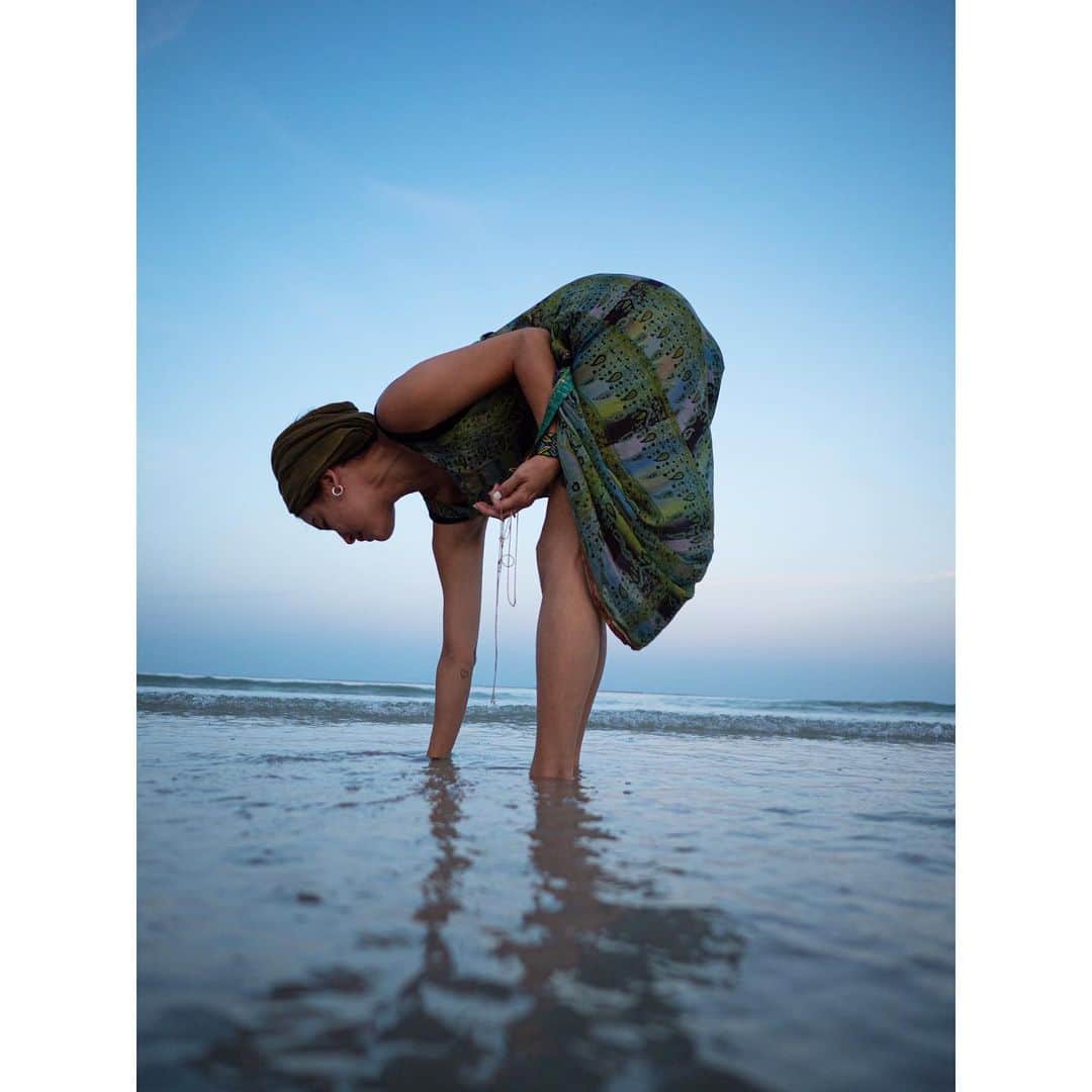 桃生亜希子さんのインスタグラム写真 - (桃生亜希子Instagram)「連れて来た石や買った石達を海で浄化したよ。 　 　みんなキラキラ元気になった。✨🌞💧  #thailand #kopangan」8月8日 13時42分 - pinokosugar