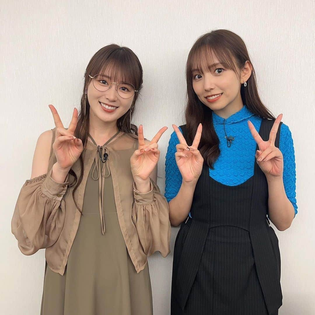 新内眞衣のインスタグラム：「_  #Qさま ありがとうございました！  いつも答えられるか緊張するけど とっても楽しい収録でした！  そしてかずみんに会えて嬉しい☺️」