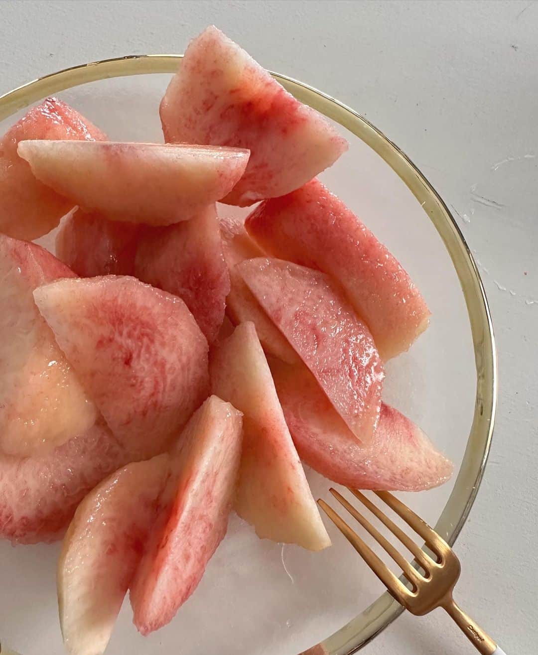 桃衣香帆のインスタグラム：「夏といえば！な果物。  季節の野菜や果物は、普段よりも栄養価が高いので、その時期のものを食べるのは実はとっても合理的😌  桃は整腸作用のあるペクチンや、むくみ対策になるカリウム、ビタミンC・Eなど嬉しい栄養がたくさんあります。  みなさんも是非季節のものを食べてみてください〜！🍑」