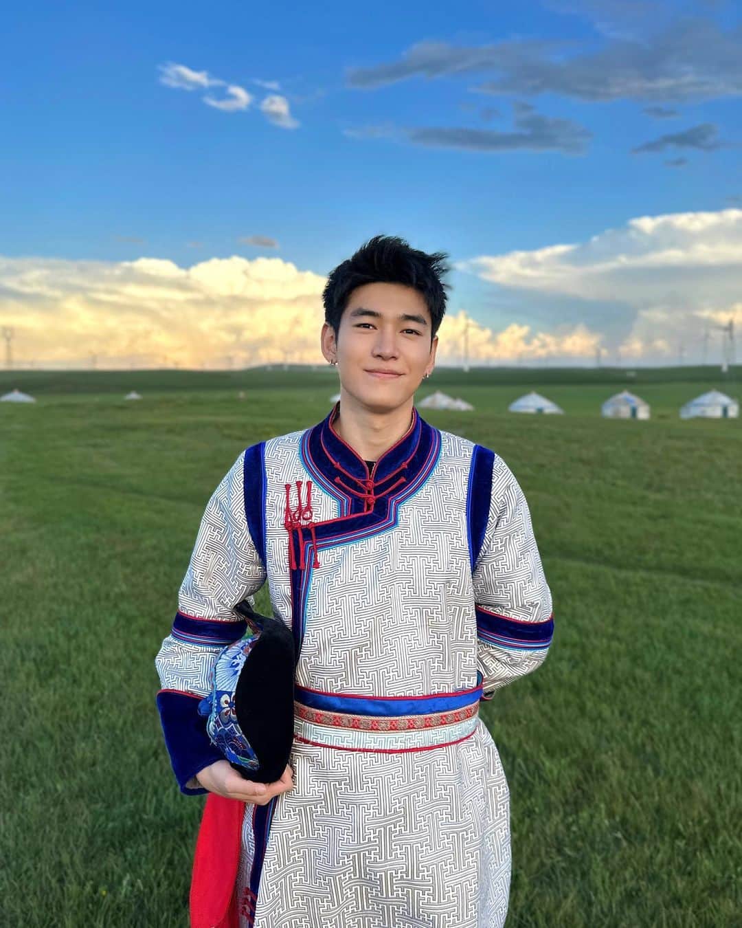 樋口葉生のインスタグラム：「🌱🐏🐏sitting on the grassland all day」