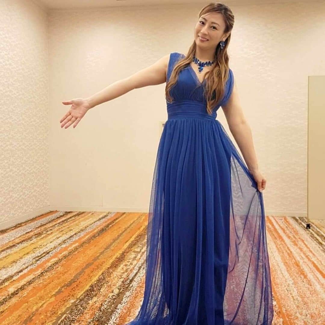小野友葵子さんのインスタグラム写真 - (小野友葵子Instagram)「【ライオンズクラブ懇親会でのゲスト出演写真】  7/31（月） ライオンズクラブ国際協会330-A地区で、仲良くさせていただいている阿部かな子さんがガバナーに就任されたお祝いで歌わせていただいた時の写真をいただきました。✨  💐Puccini（プッチーニ）　オペラ『Turandot（トゥーランドット）』より”Nessun dorma（誰も寝てはならぬ）”  💐Verdi（ヴェルディ）　オペラ『La Traviata（椿姫）』より“Brindisi（乾杯の歌）”  ご挨拶もさせていただきました。🎤  阿部かな子さん、ライオンズの皆様、 お世話になりました。❤  ｡.｡:+* ﾟ ゜ﾟ *+:｡.｡:+* ﾟ ゜ﾟ *+:｡.｡ 🎵2023/7/2（日）14：30 ムラマツリサイタルホール新大阪（大阪公演） 🎵2023/7/16（日）13：00 ザ・ルーテル・ホール（札幌公演） 🎵2023/8/6（日）14：00※延期 レソラホール（福岡公演） 🎵2023/9/2（土）13：30 すみだトリフォニー小ホール（東京公演） https://ameblo.jp/onoyukiko/entry-12798896137.html  🎵2023/8/12（土）15:00 酵素クレープ専門店クレープアリサ東京 https://ameblo.jp/onoyukiko/entry-12812570158.html  📻2023/8/19（土） 動画配信型ラジオレギュラー冠番組 『小野友葵子のBella Serata‼』 第1、第3土曜日 21：00～21：50生放送中 https://ameblo.jp/onoyukiko/entry-12815130917.html  🎵2023/8/20（日）14:30 Le salon de Clavier https://ameblo.jp/onoyukiko/entry-12812970974.html  💿小野友葵子コラボ参加CD発売中！ https://ameblo.jp/onoyukiko/entry-12800332342.html  🎼小野友葵子プロデュース若手オペラ歌手グループ『I  BOCCIOLI』メンバー募集中！ https://ameblo.jp/onoyukiko/entry-12800609513.html ｡.｡:+* ﾟ ゜ﾟ *+:｡.｡:+* ﾟ ゜ﾟ *+:｡.｡ 🌹HP https://www.onoyukiko.com/ 🌹ブログ http://ameblo.jp/onoyukiko 🌹Instagram（yukikoonosoprano） https://www.instagram.com/yukikoonosoprano/ 🌹Twitter https://twitter.com/yukiko_ono 🌹YouTube（YukikoOno小野友葵子） https://www.youtube.com/user/VitaRoseaYukikoOno 🌹小野友葵子のコンサートってどんな感じ？ https://youtu.be/bWges5LlLnw ｡.｡:+* ﾟ ゜ﾟ *+:｡.｡:+* ﾟ ゜ﾟ *+:｡.｡  #クローズドコンサート #ライオンズクラブ #ライオンズクラブ国際協会 #ライオンズクラブ国際協会330A地区 #キャビネットガバナー #東京プリンスホテル #鳳凰の間 #阿部かな子 #元タカラジェンヌ #お祝いに #ソプラノ歌手 #オペラ歌手 #オペラ #錦戸部屋女将 #バラ好き #パンダ好き #ミラノ #イタリア #ラジオパーソナリティー #プロデューサー #若手アーティスト支援 #デビュー15周年」8月8日 14時00分 - yukikoonosoprano